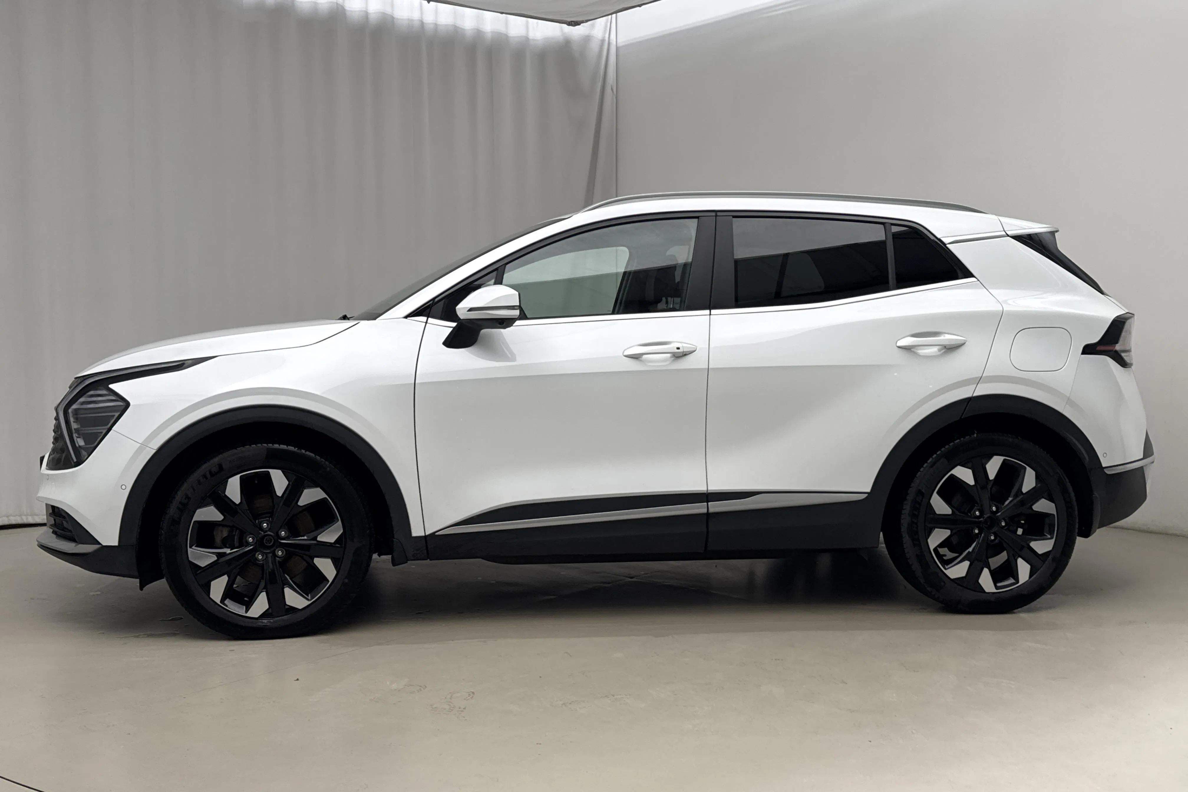 Presentation photo 2 of 23: KIA Sportage PHEV AWD (265hk) - 85 050 km - Automatic - white - 2025