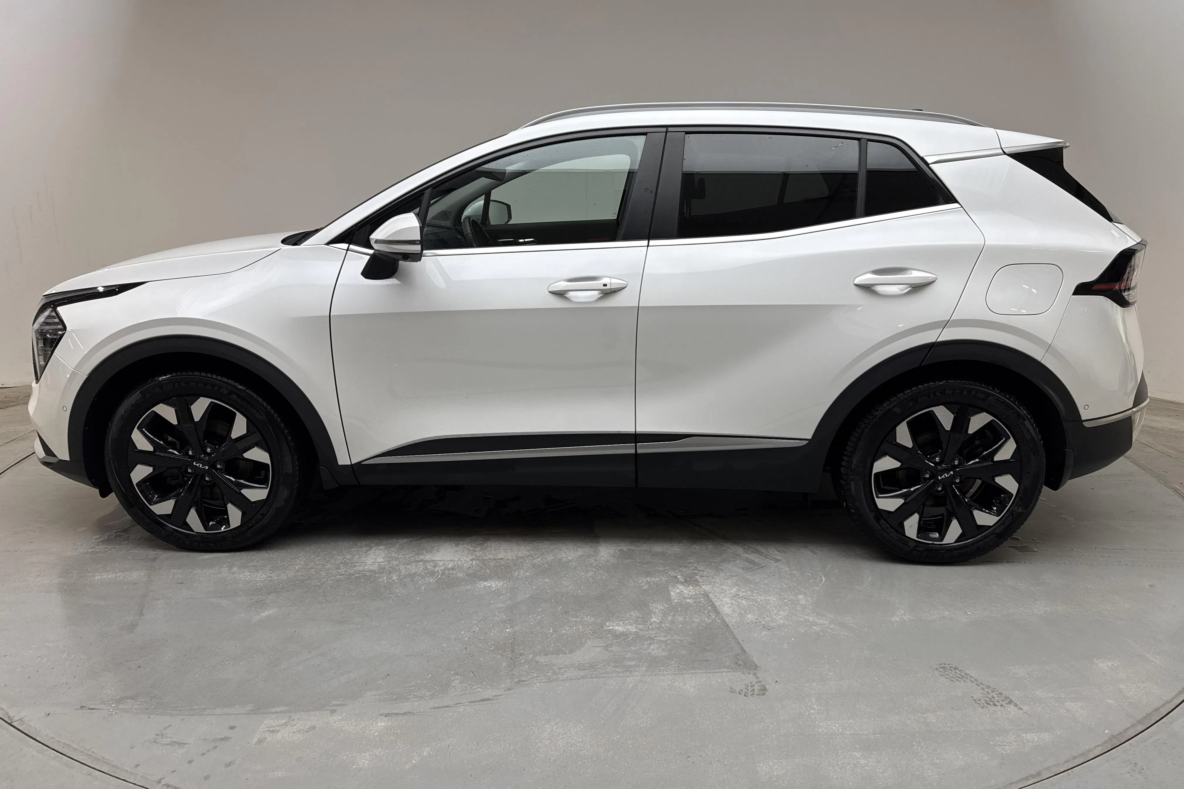 Presentationsfoto 2 av 16: KIA Sportage PHEV AWD (265hk) - 8 175 mil - Automat - vit - 2025