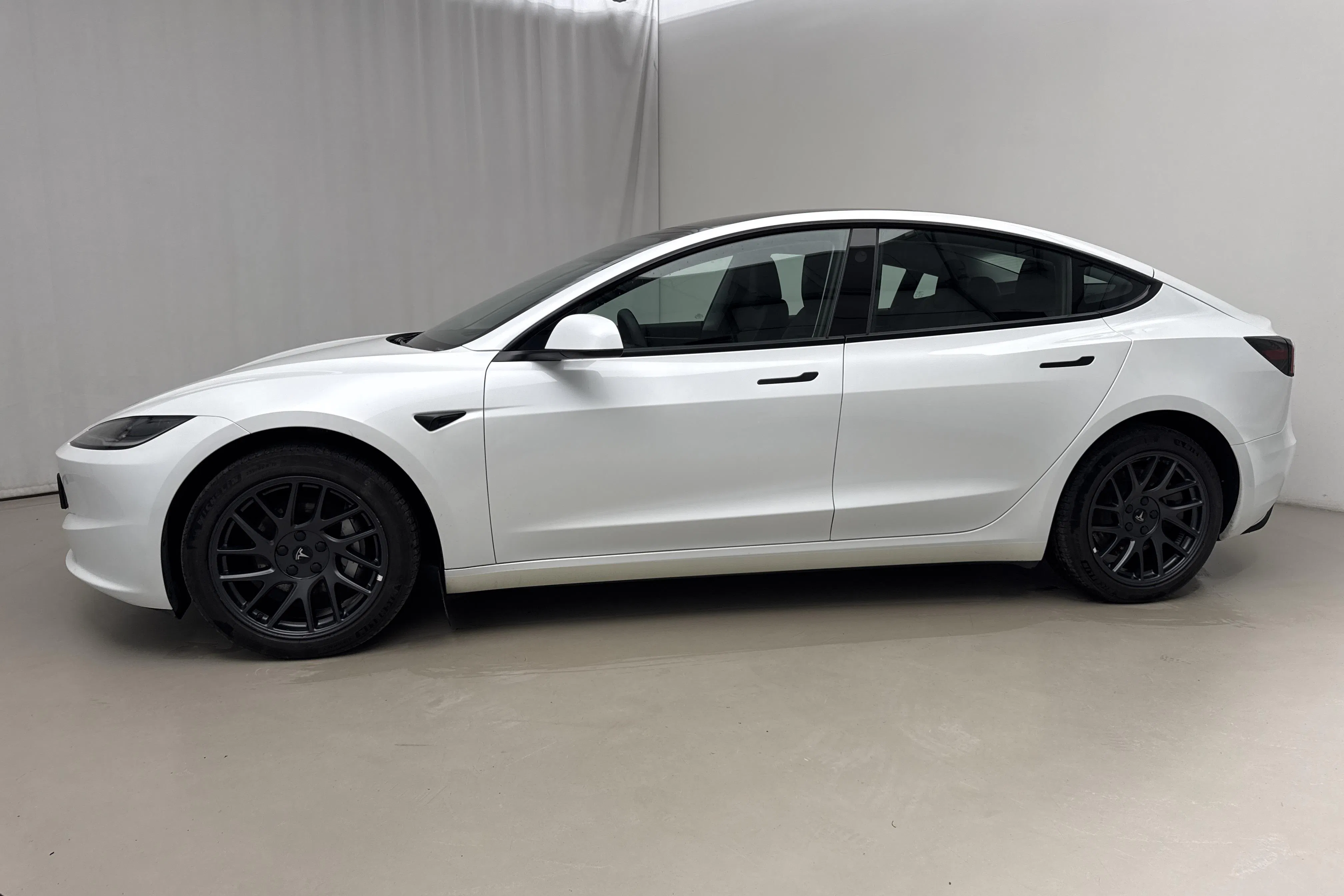 Presentation photo 2 of 24: Tesla Model 3 Long Range Dual Motor AWD - 63 510 km - Automatic - white - 2024