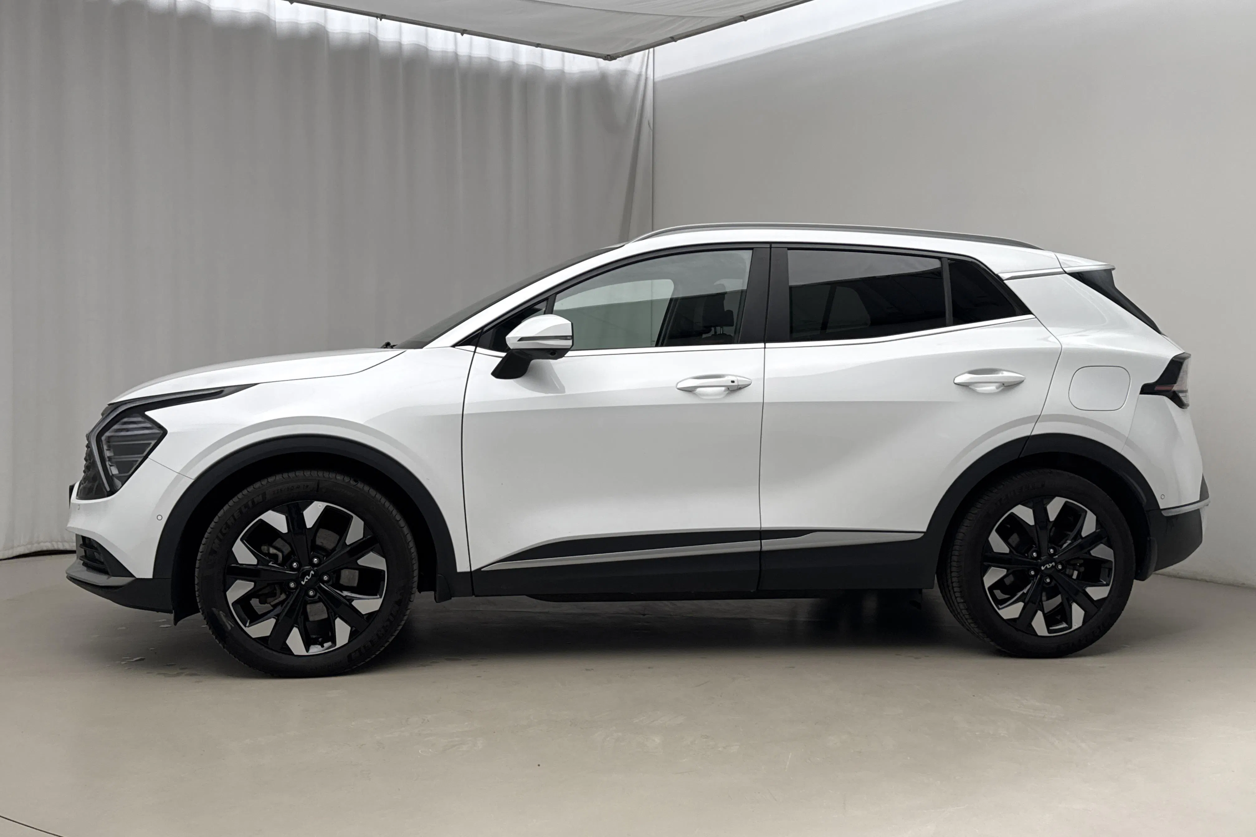 Presentationsfoto 2 av 24: KIA Sportage PHEV AWD (265hk) - 5 569 mil - Automat - vit - 2025