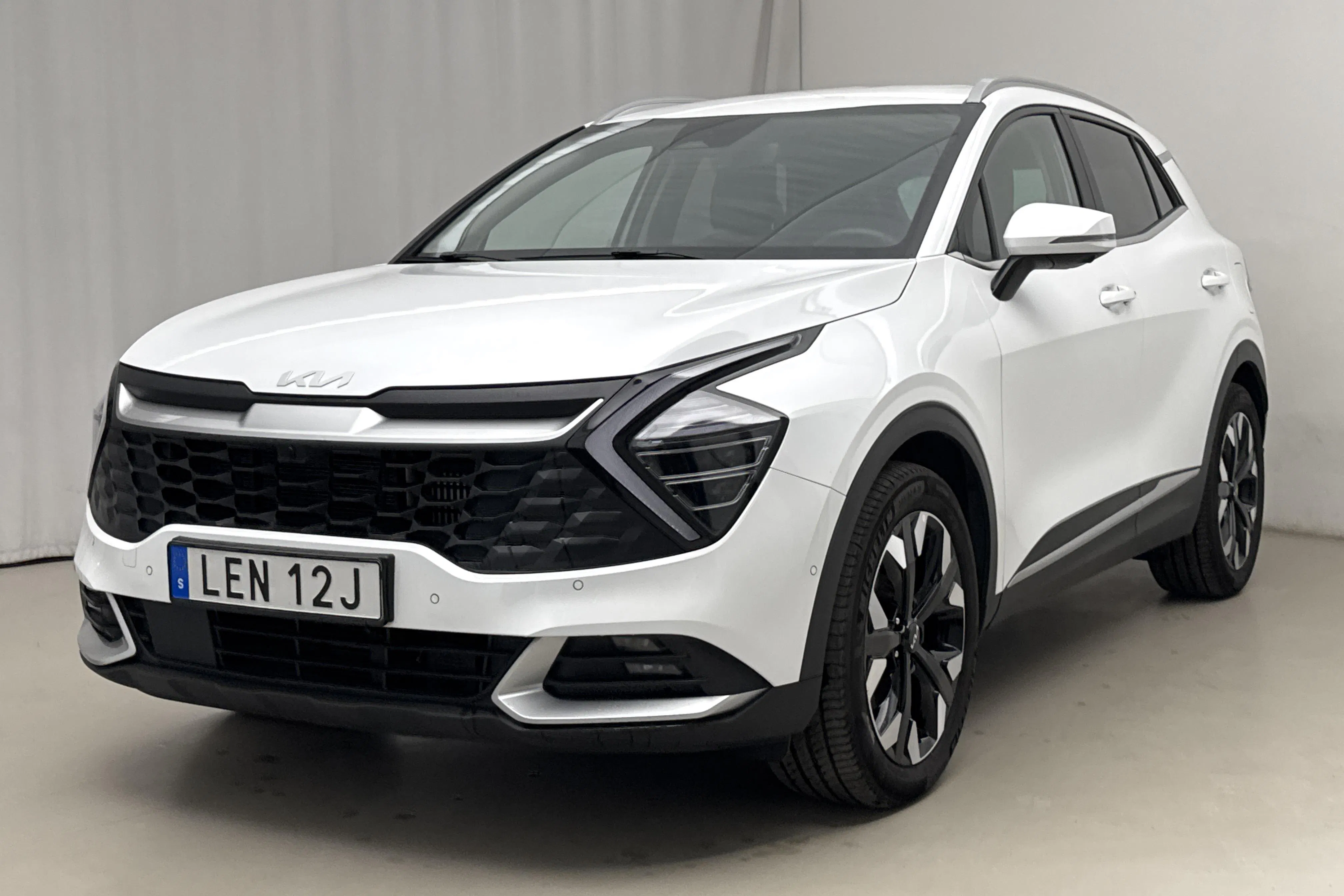 Presentationsfoto 1 av 24: KIA Sportage PHEV AWD (265hk) - 5 569 mil - Automat - vit - 2025