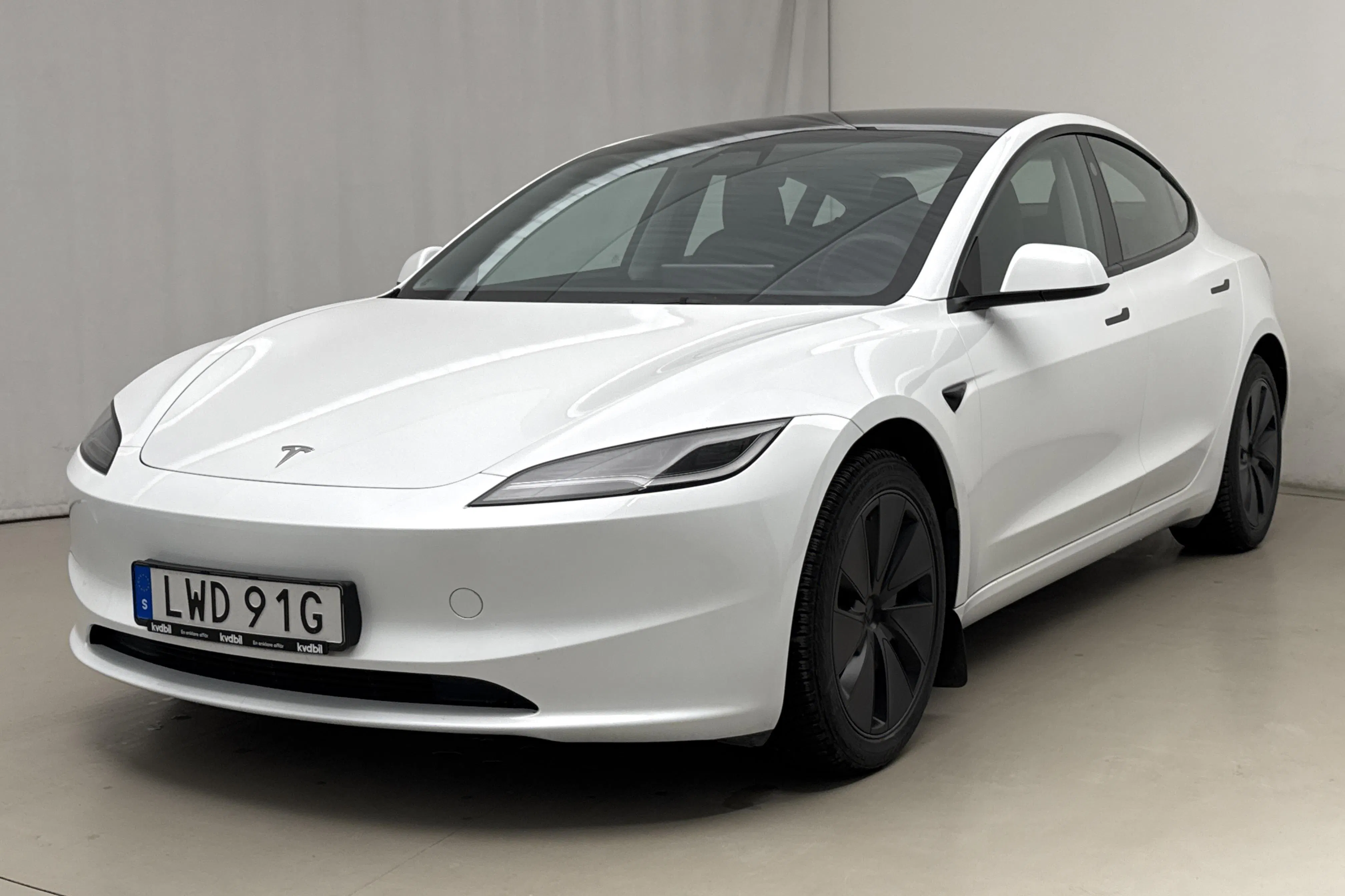Presentationsfoto 1 av 23: Tesla Model 3 Long Range Dual Motor AWD - 8 729 mil - Automat - vit - 2024