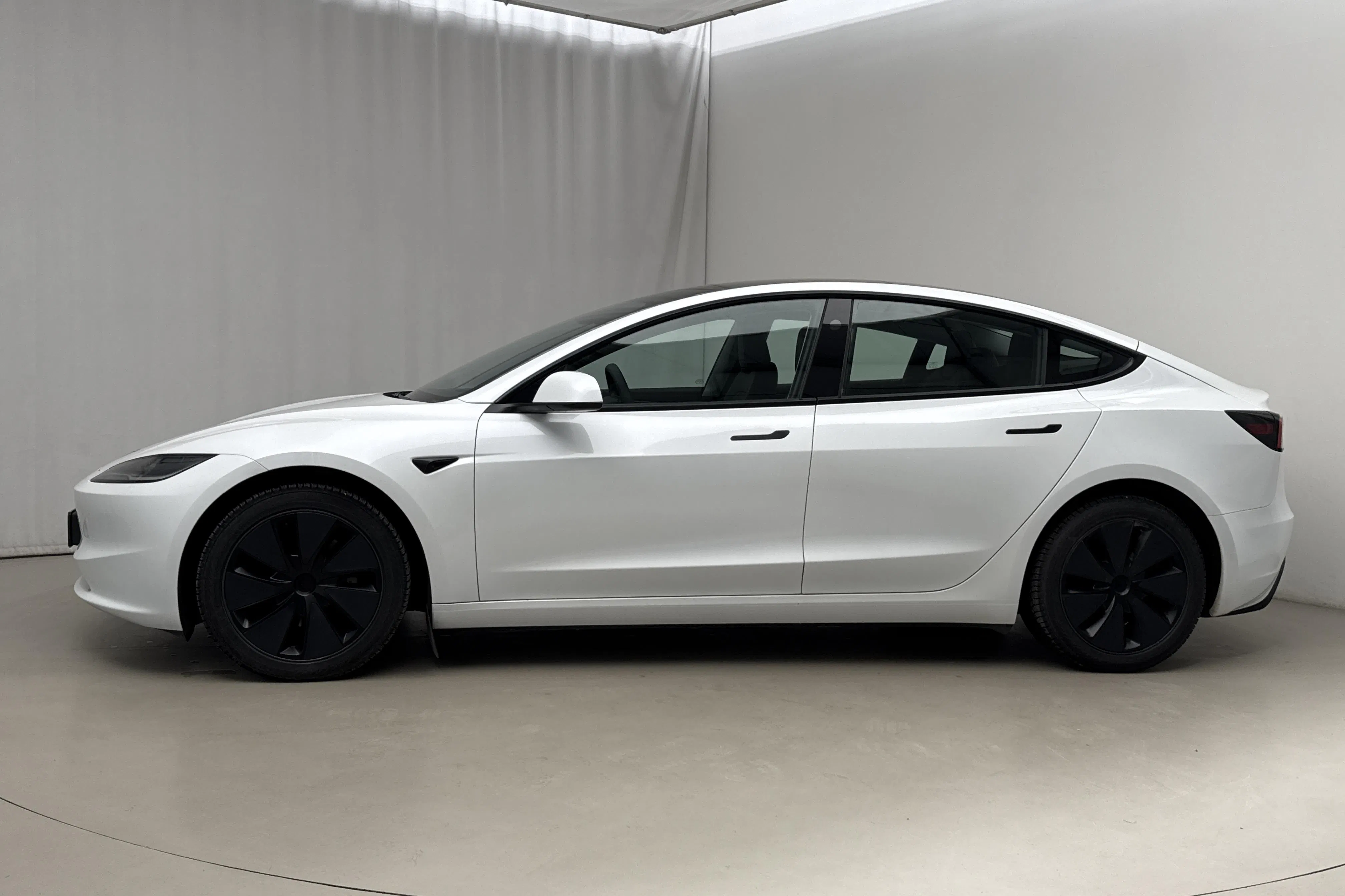 Presentationsfoto 2 av 23: Tesla Model 3 Long Range Dual Motor AWD - 8 729 mil - Automat - vit - 2024