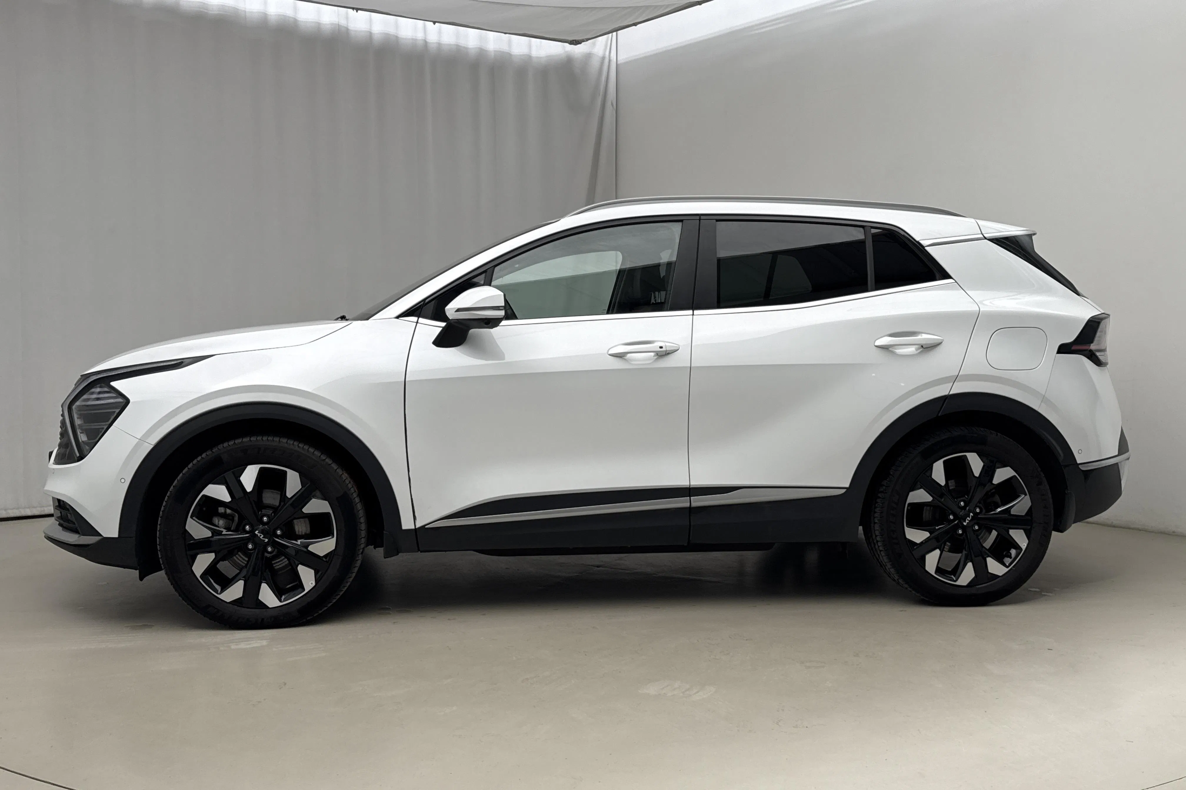 Presentation photo 2 of 22: KIA Sportage PHEV AWD (265hk) - 79 880 km - Automatic - white - 2025