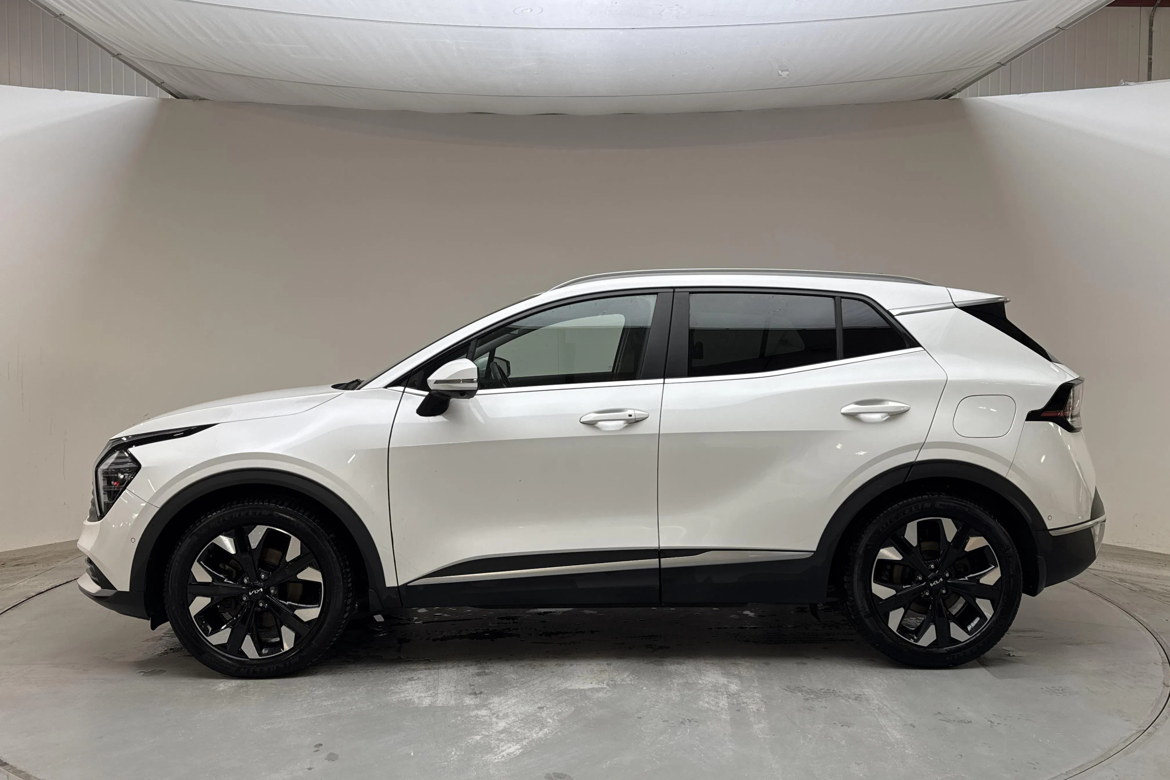 Presentation photo 2 of 15: KIA Sportage PHEV AWD (265hk) - 70 710 km - Automatic - white - 2025