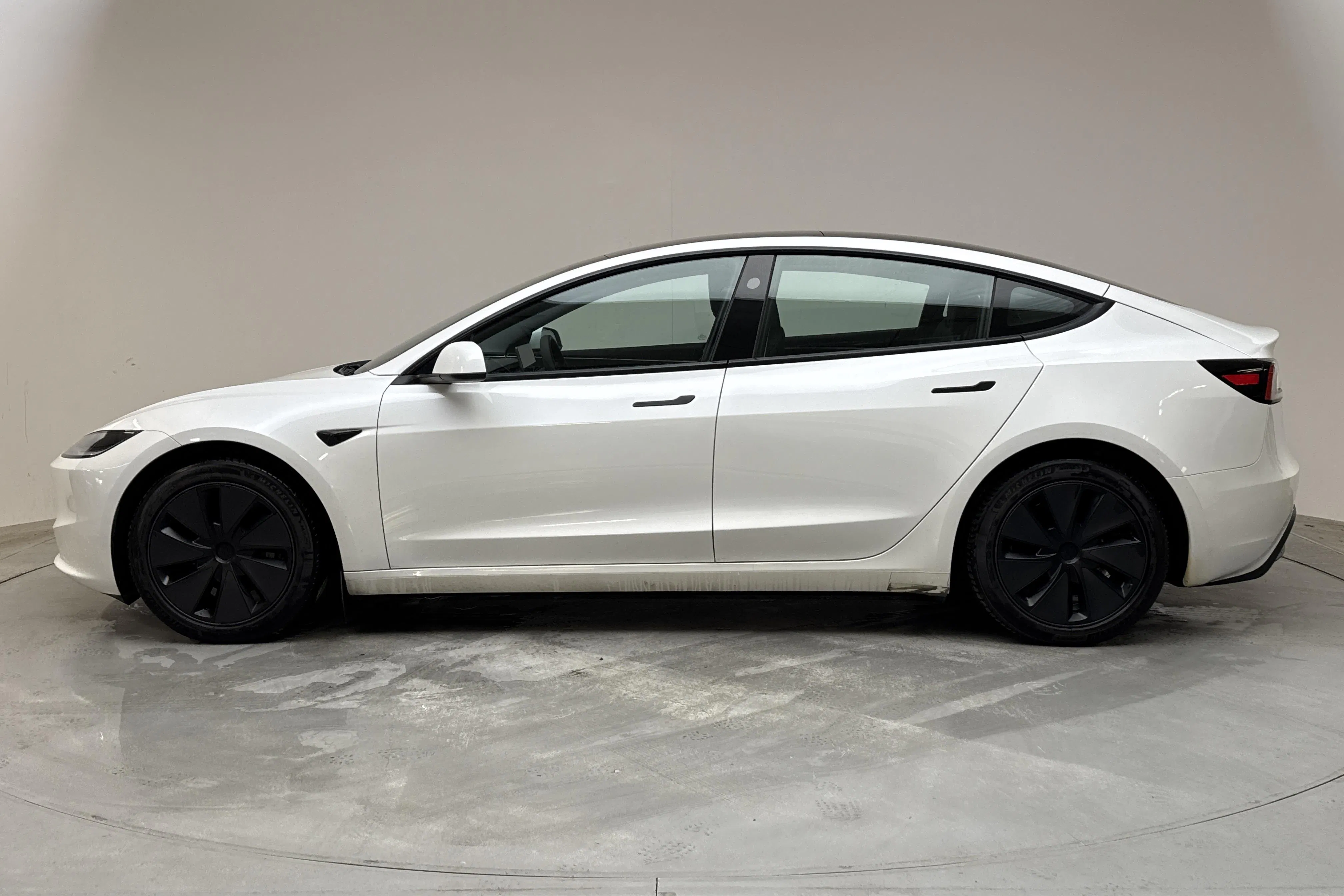 Presentation photo 2 of 19: Tesla Model 3 Long Range Dual Motor AWD - 101 900 km - Automatic - white - 2024