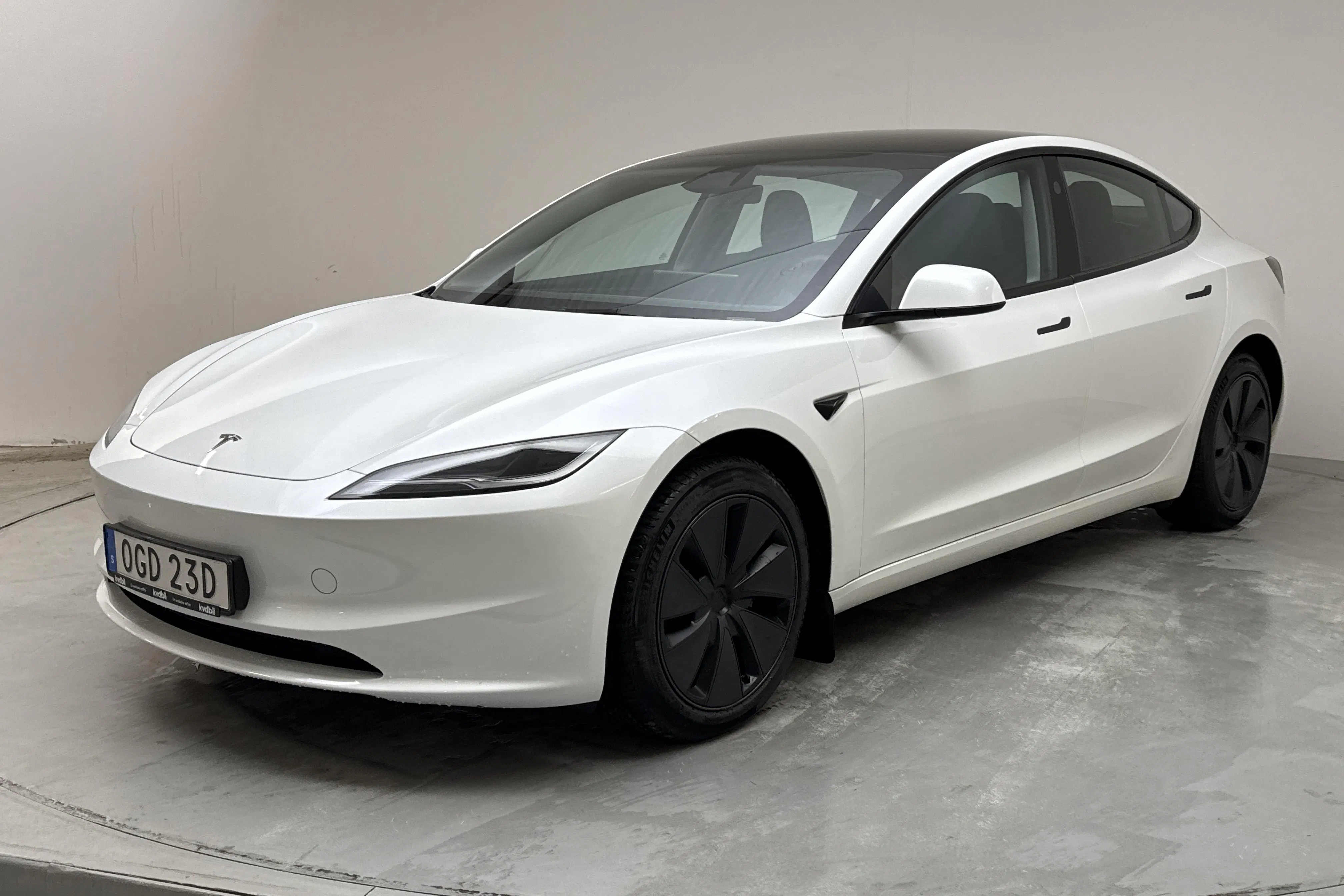 Presentationsfoto 1 av 21: Tesla Model 3 Long Range Dual Motor AWD - 7 787 mil - Automat - vit - 2024