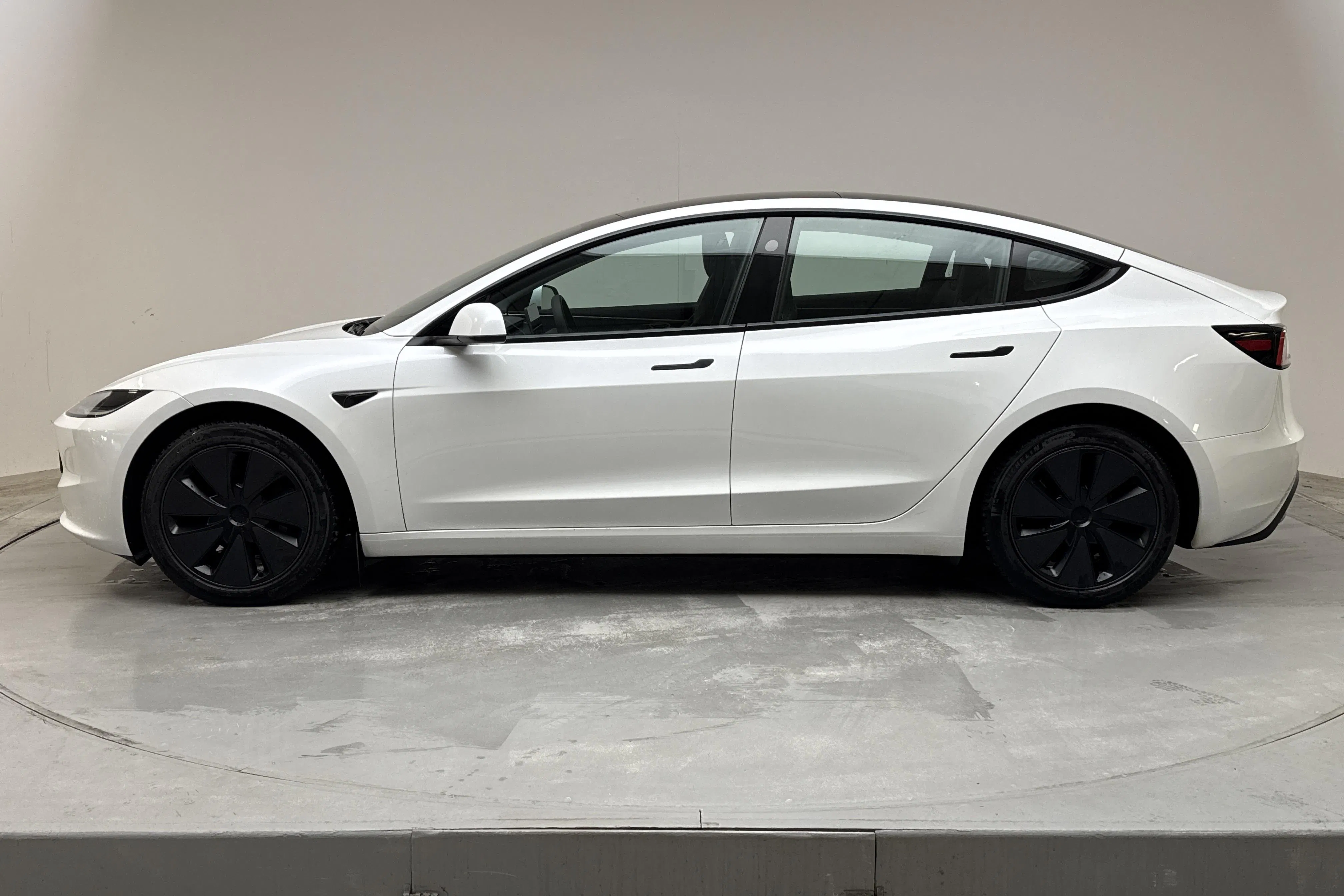 Presentationsfoto 2 av 21: Tesla Model 3 Long Range Dual Motor AWD - 7 787 mil - Automat - vit - 2024