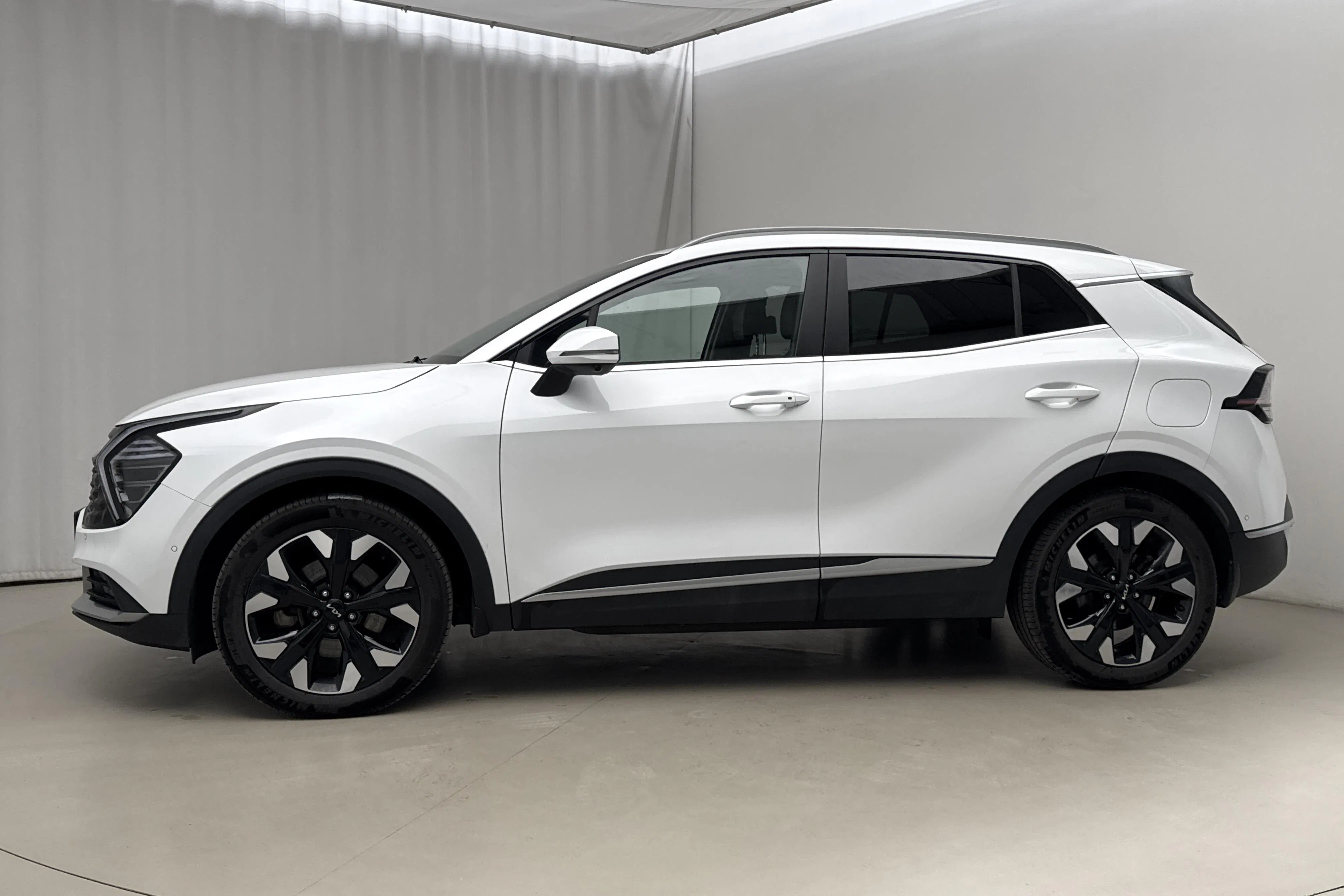 Presentationsfoto 2 av 22: KIA Sportage PHEV AWD (265hk) - 5 431 mil - Automat - vit - 2025