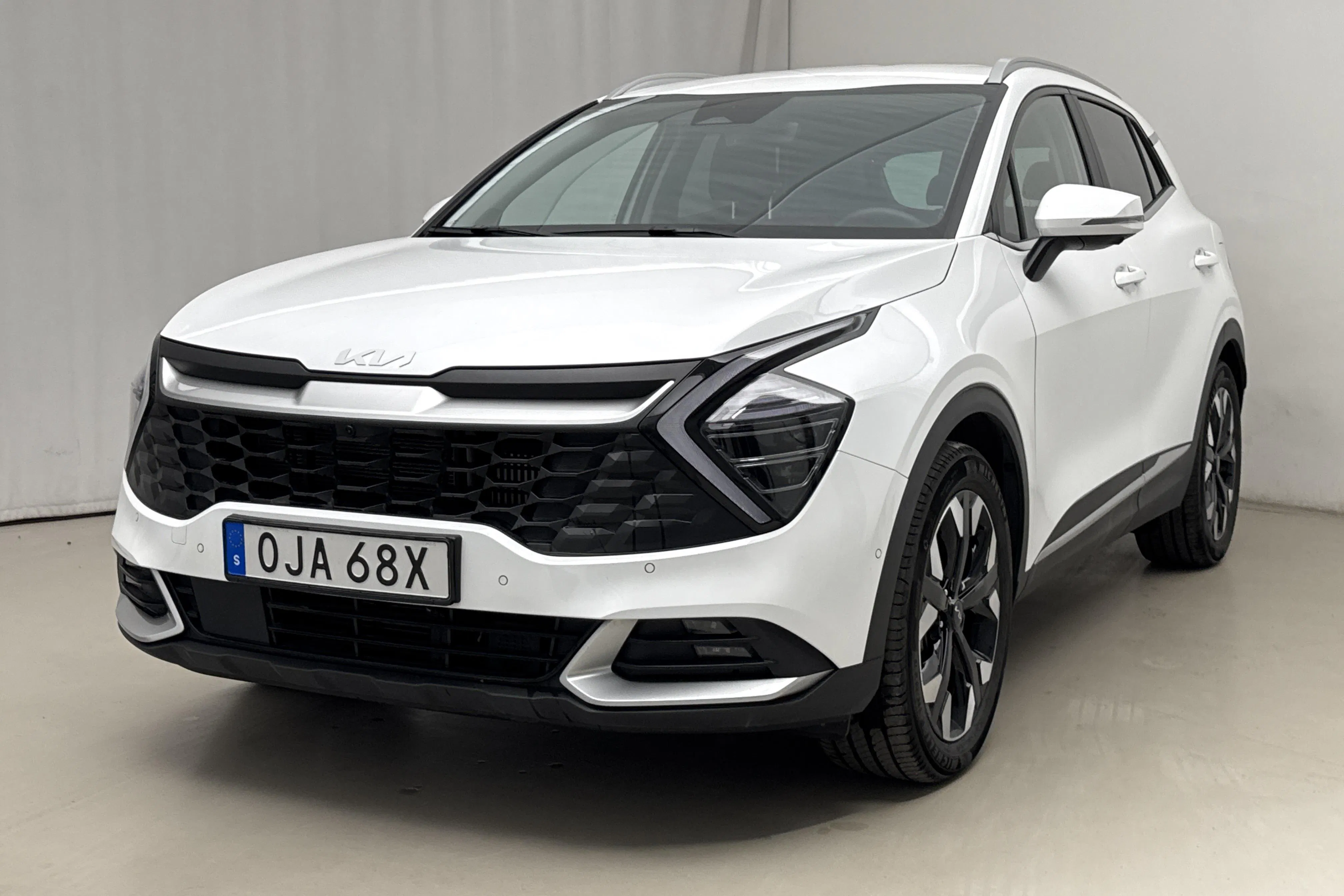 Presentationsfoto 1 av 22: KIA Sportage PHEV AWD (265hk) - 5 431 mil - Automat - vit - 2025