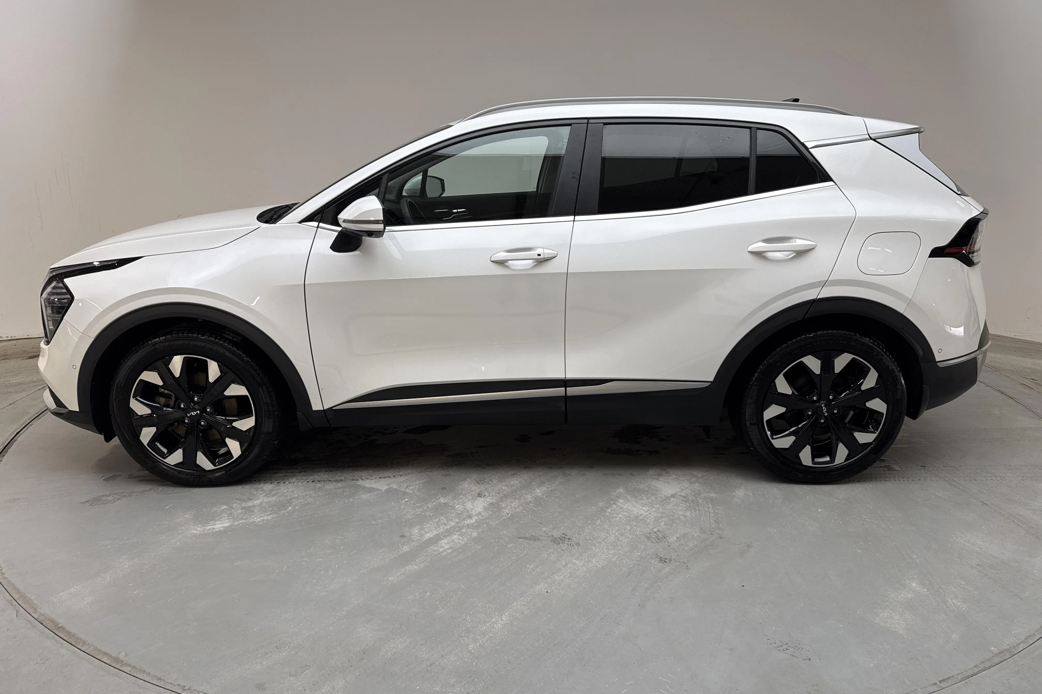 Presentation photo 2 of 16: KIA Sportage PHEV AWD (265hk) - 19 090 km - Automatic - white - 2025
