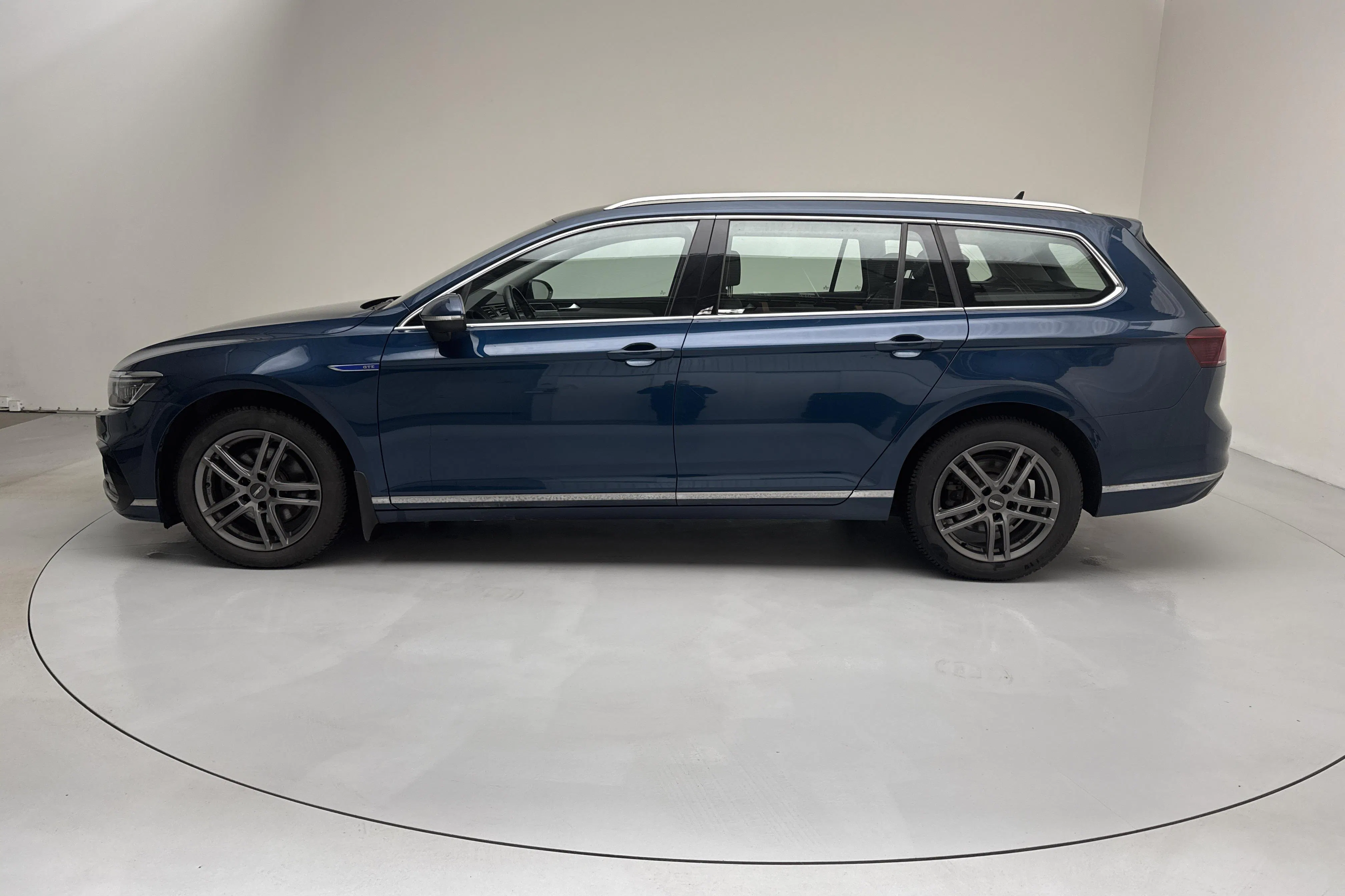 Presentationsfoto 2 av 18: VW Passat 1.4 GTE Sportscombi (218hk) - 16 755 mil - Automat - blå - 2021