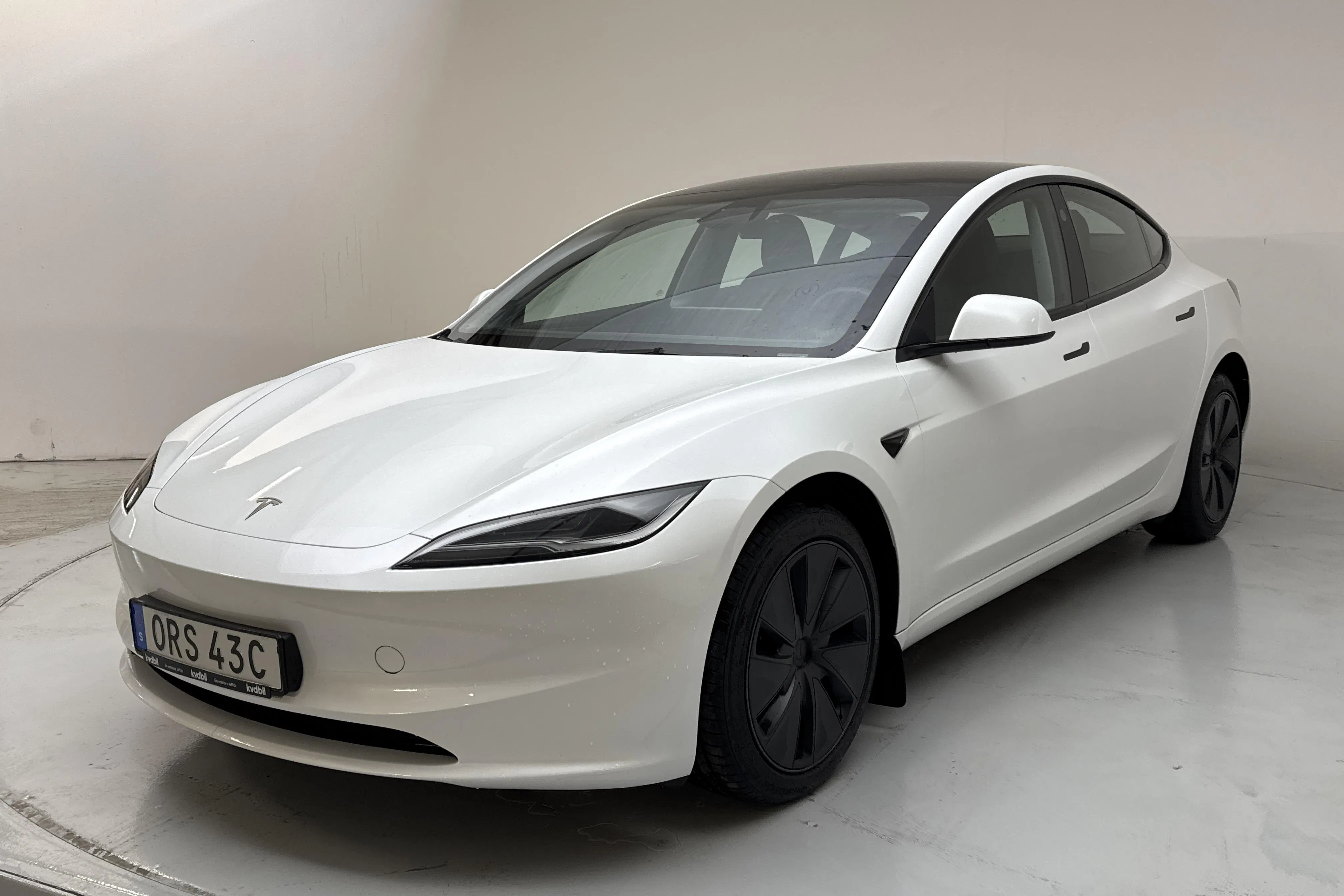 Presentationsfoto 1 av 18: Tesla Model 3 Long Range Dual Motor AWD - 3 555 mil - Automat - vit - 2024