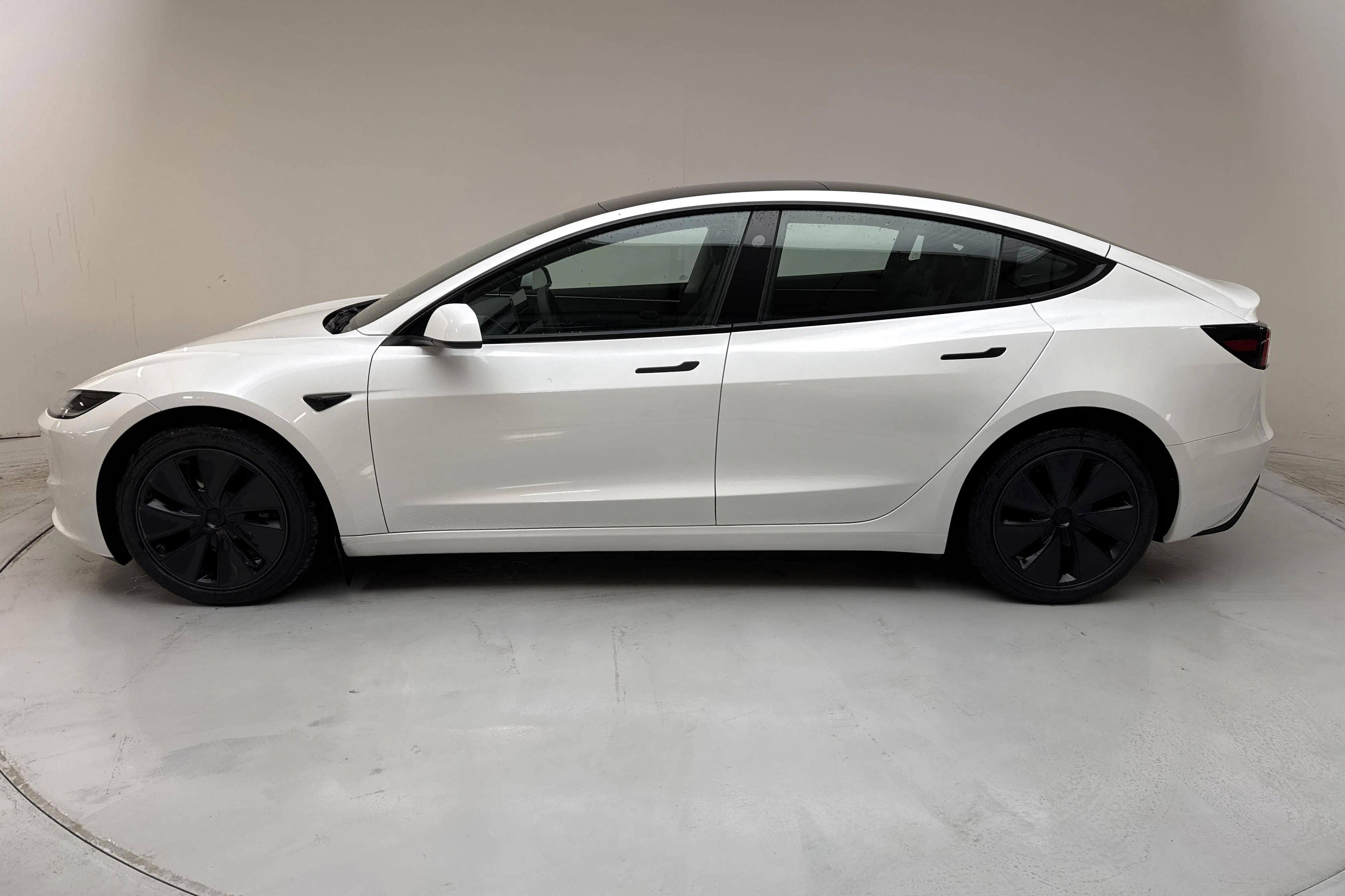 Presentationsfoto 2 av 18: Tesla Model 3 Long Range Dual Motor AWD - 3 555 mil - Automat - vit - 2024