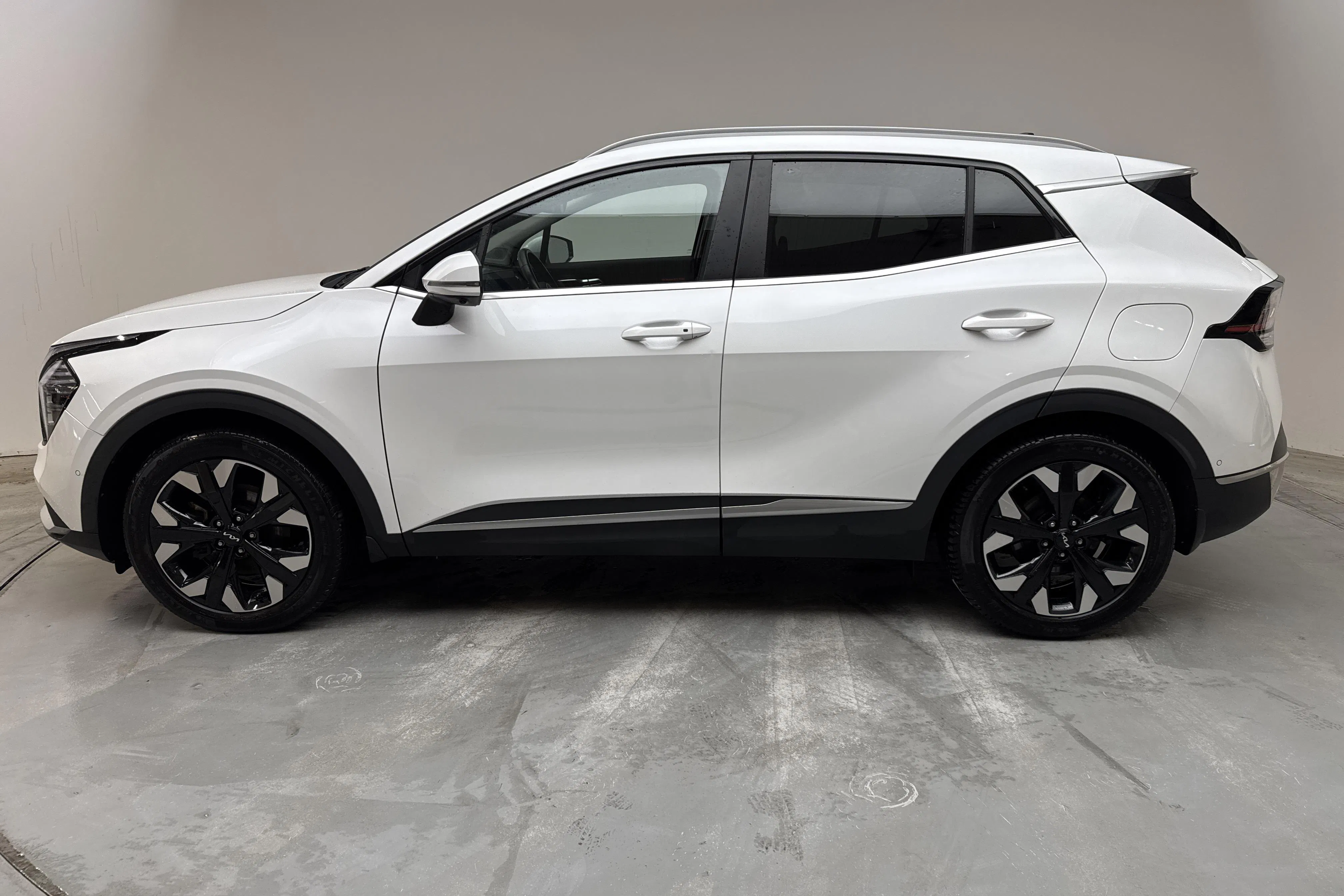 Presentationsfoto 2 av 17: KIA Sportage PHEV AWD (265hk) - 7 486 mil - Automat - vit - 2025