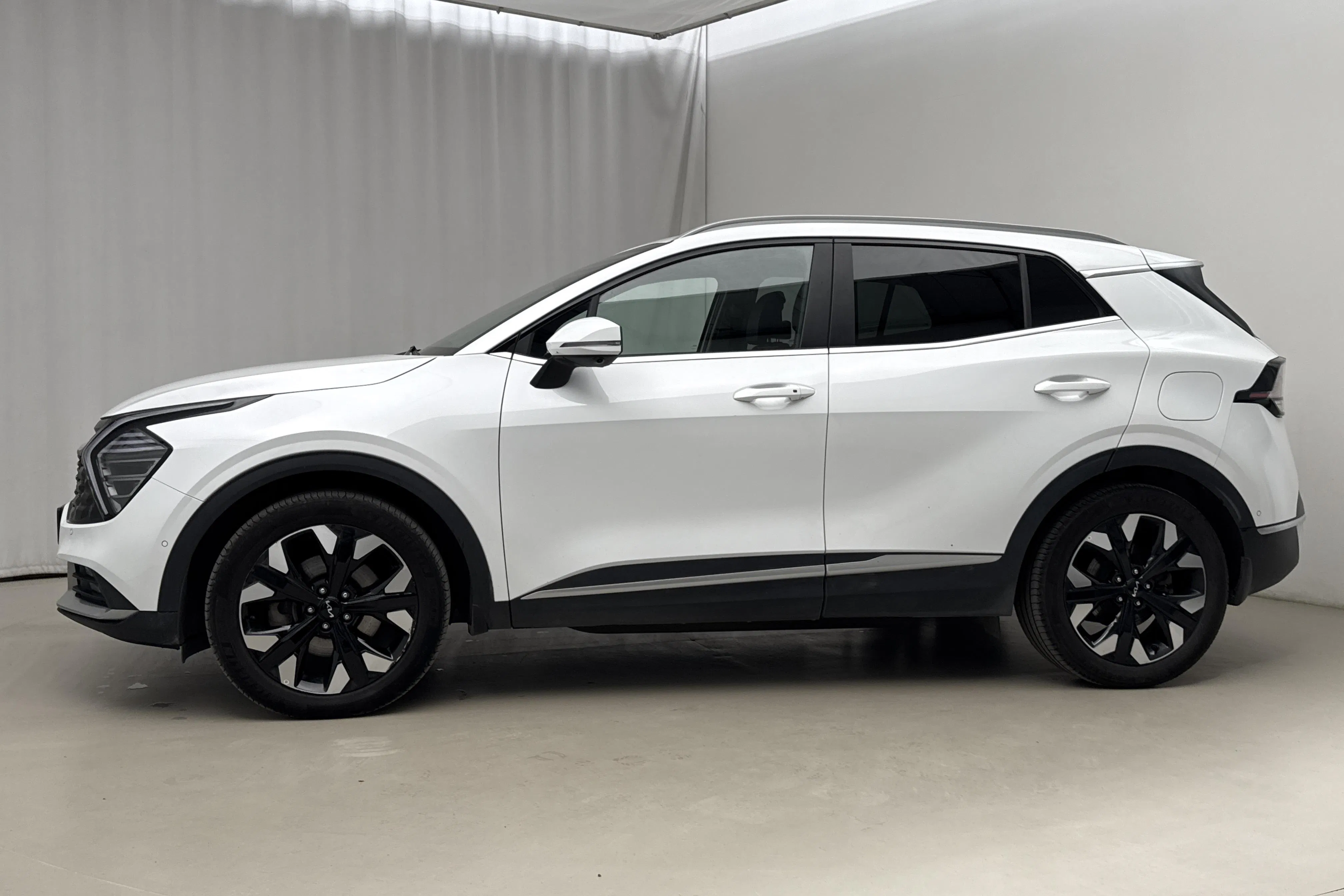 Presentationsfoto 2 av 23: KIA Sportage PHEV AWD (265hk) - 6 824 mil - Automat - vit - 2025