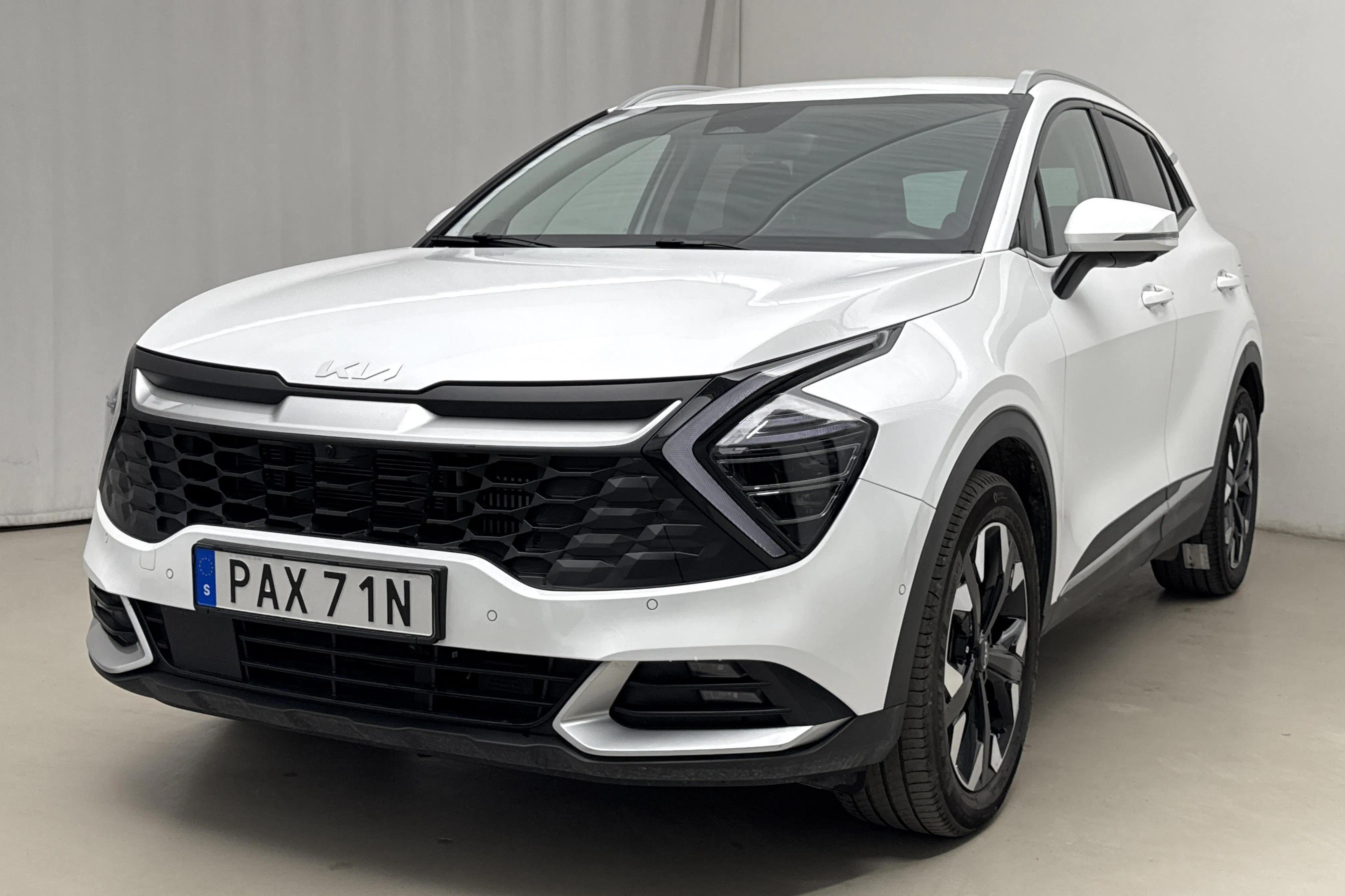 Presentation photo 1 of 22: KIA Sportage PHEV AWD (265hk) - 69 570 km - Automatic - white - 2025
