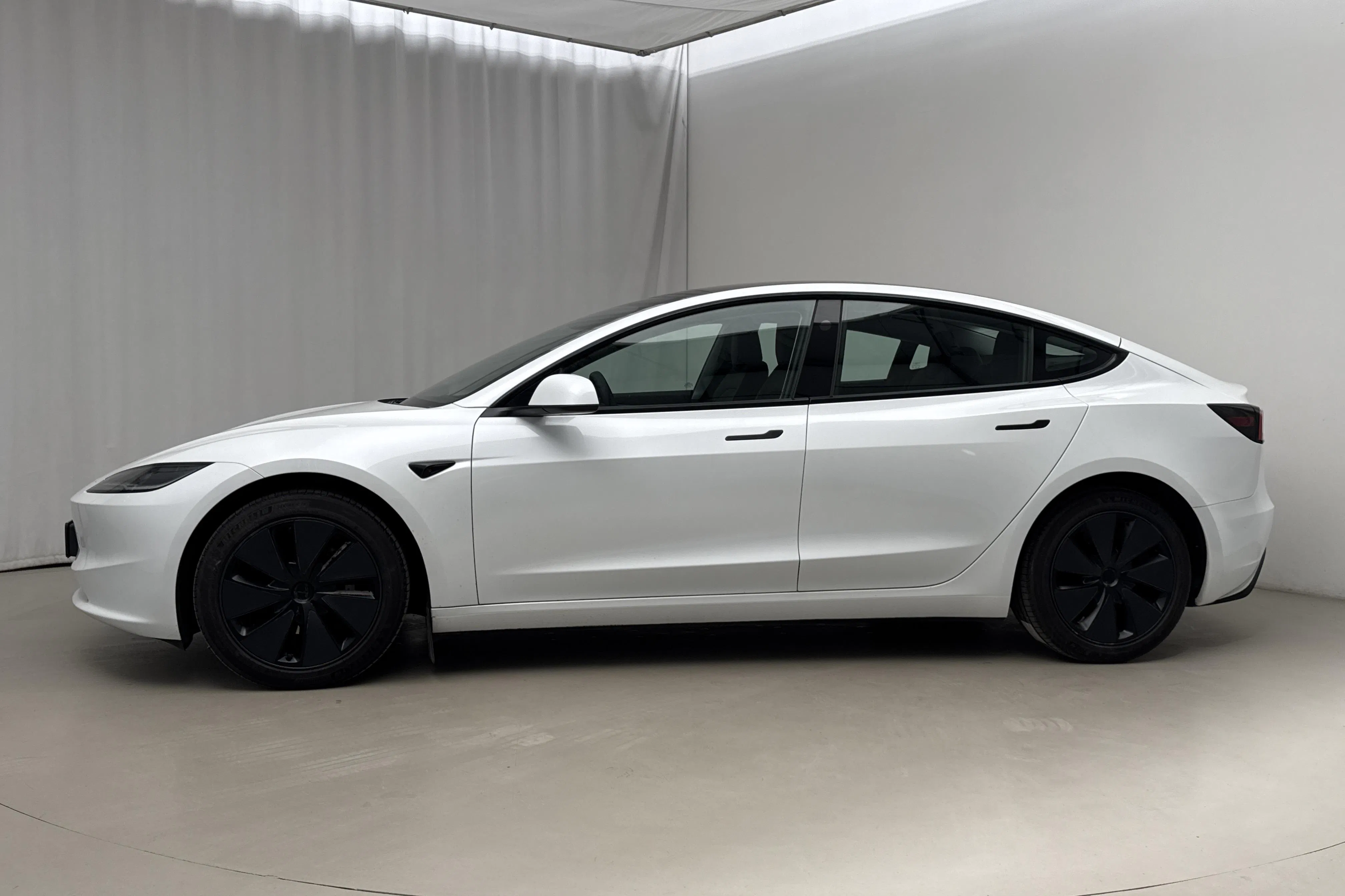Presentationsfoto 2 av 23: Tesla Model 3 Long Range Dual Motor AWD - 5 098 mil - Automat - vit - 2024