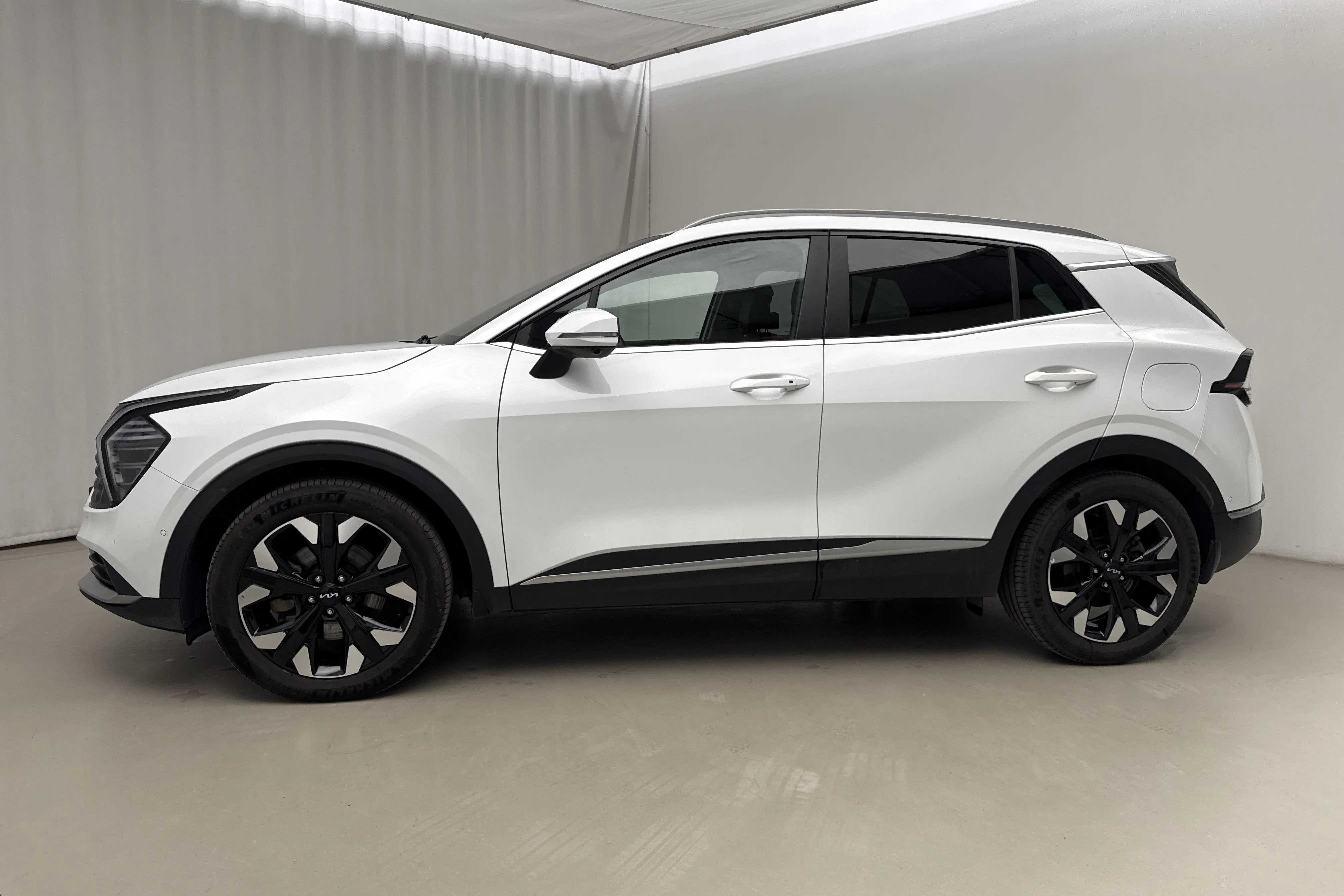 Presentationsfoto 2 av 22: KIA Sportage PHEV AWD (265hk) - 5 130 mil - Automat - vit - 2025