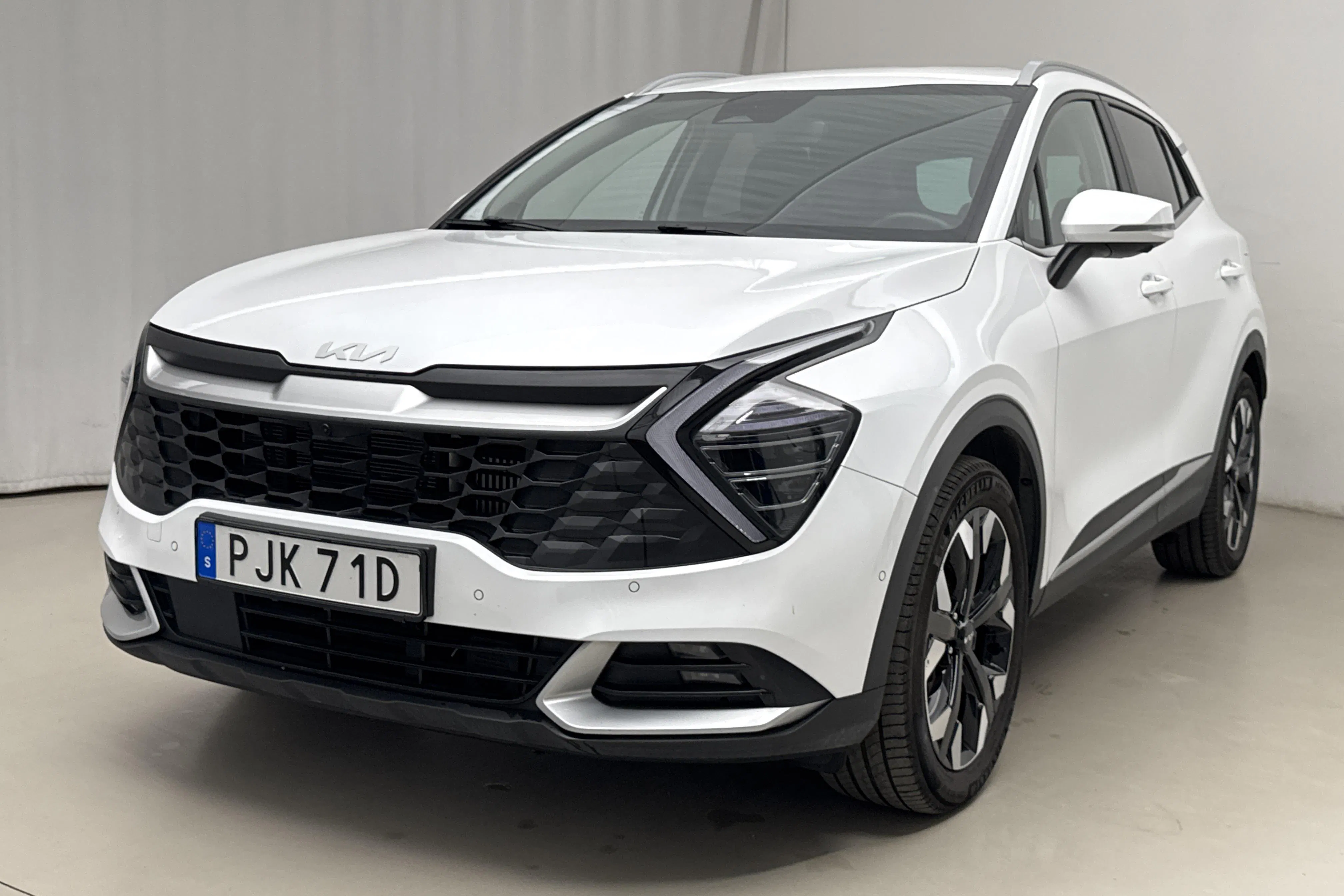 Presentationsfoto 1 av 22: KIA Sportage PHEV AWD (265hk) - 5 130 mil - Automat - vit - 2025