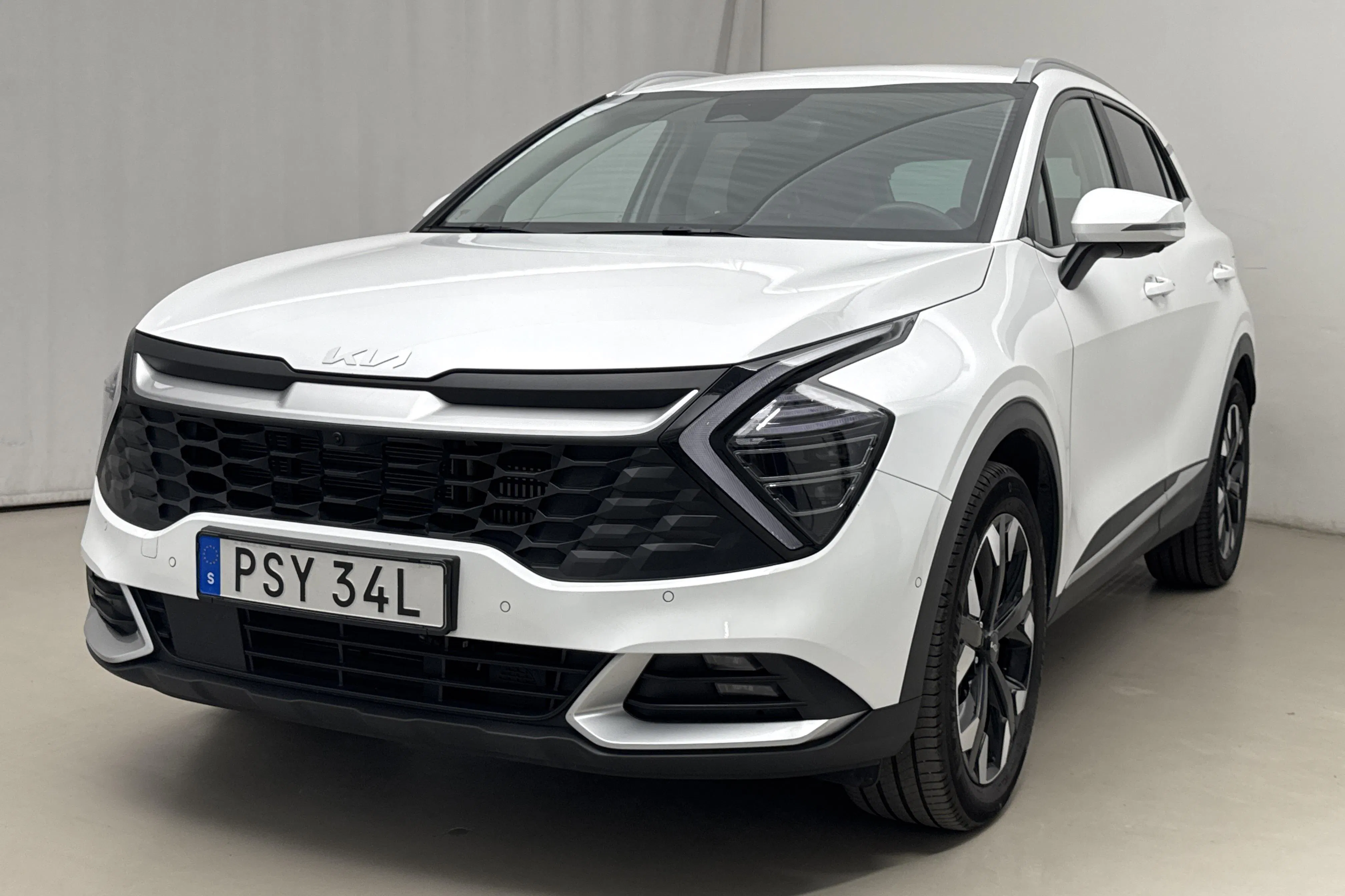 Presentation photo 1 of 23: KIA Sportage PHEV AWD (265hk) - 61 990 km - Automatic - white - 2025