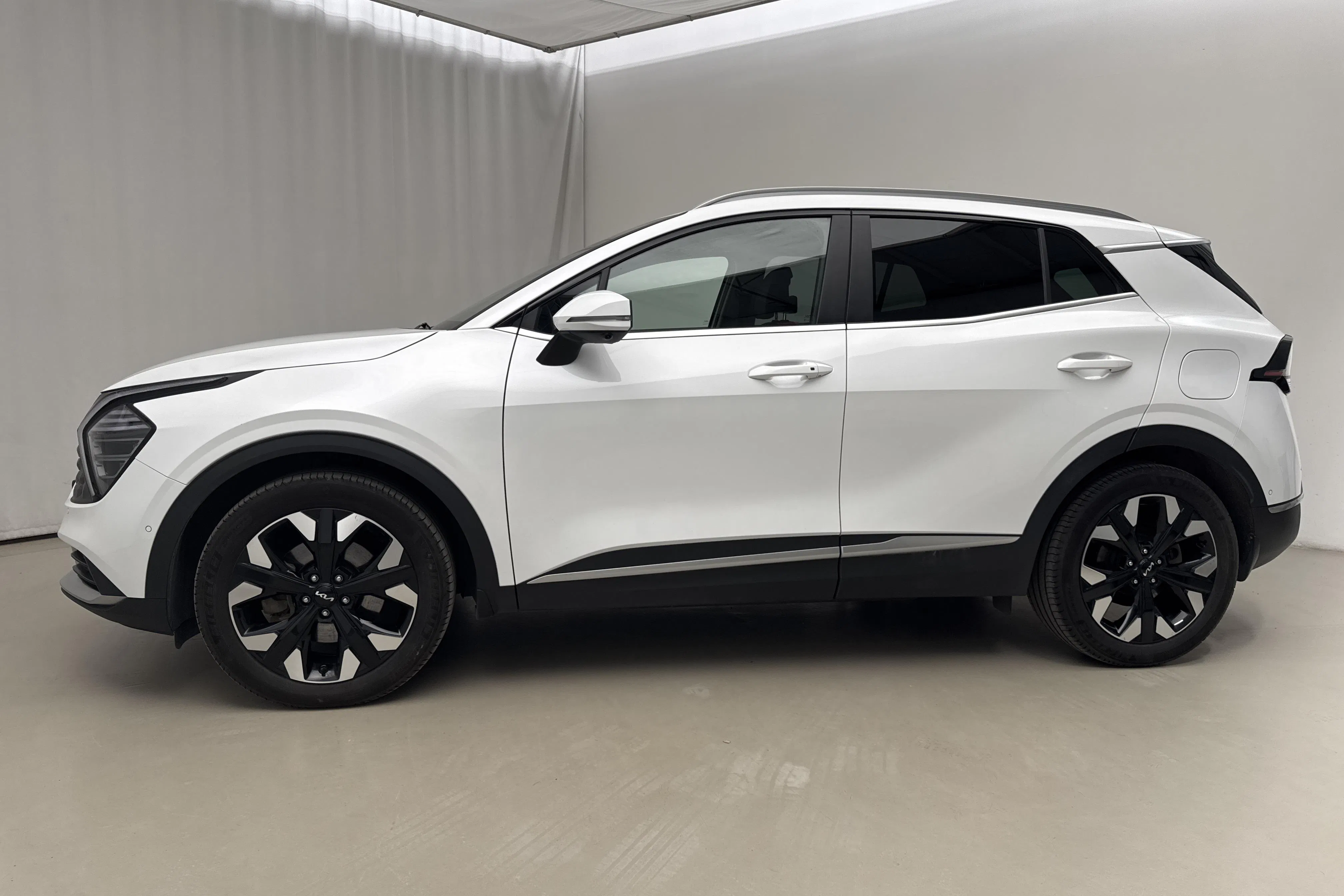 Presentation photo 2 of 23: KIA Sportage PHEV AWD (265hk) - 61 990 km - Automatic - white - 2025
