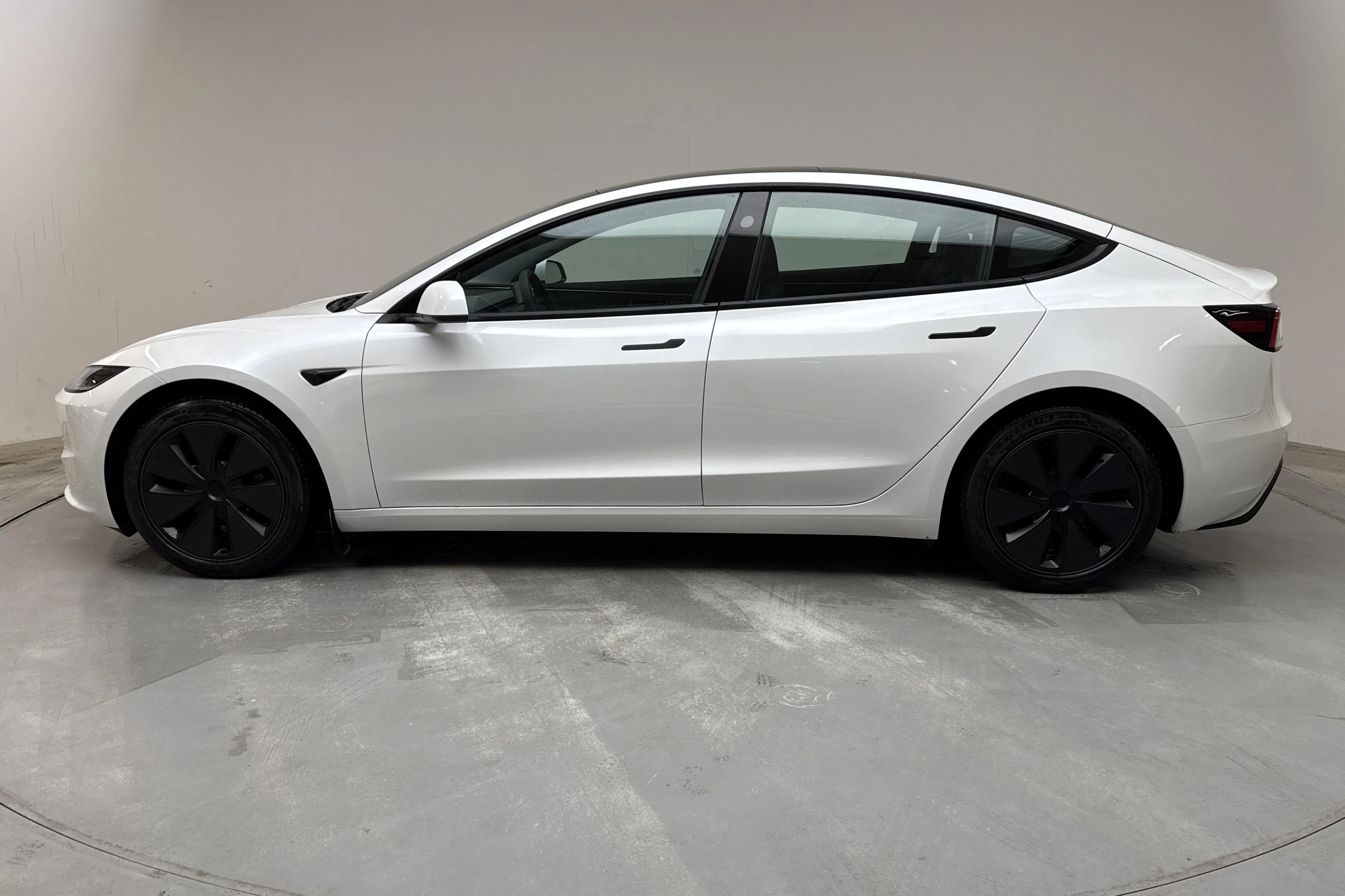 Presentation photo 2 of 19: Tesla Model 3 Long Range Dual Motor AWD - 78 450 km - Automatic - white - 2024