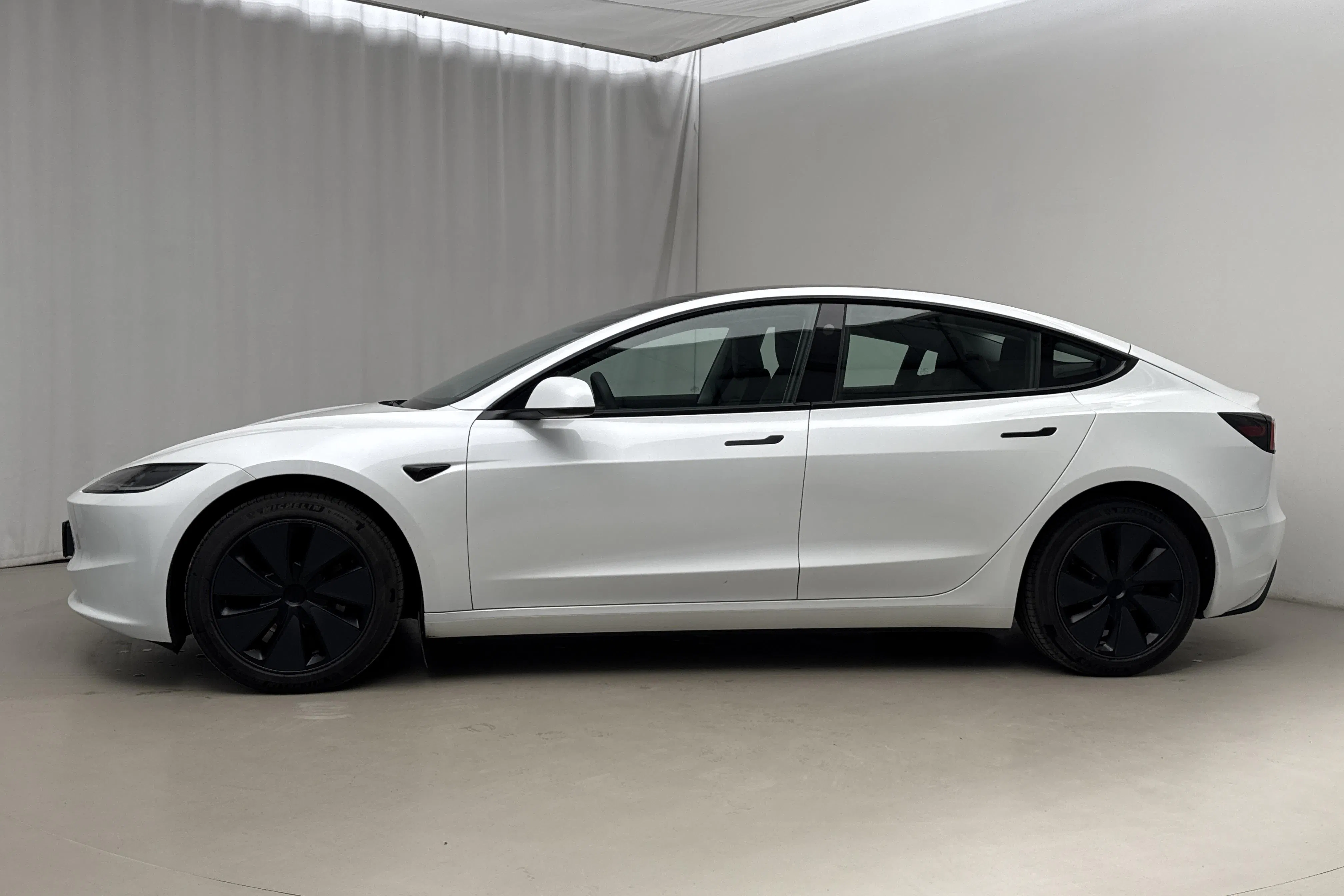 Presentationsfoto 2 av 25: Tesla Model 3 Long Range Dual Motor AWD - 4 901 mil - Automat - vit - 2024