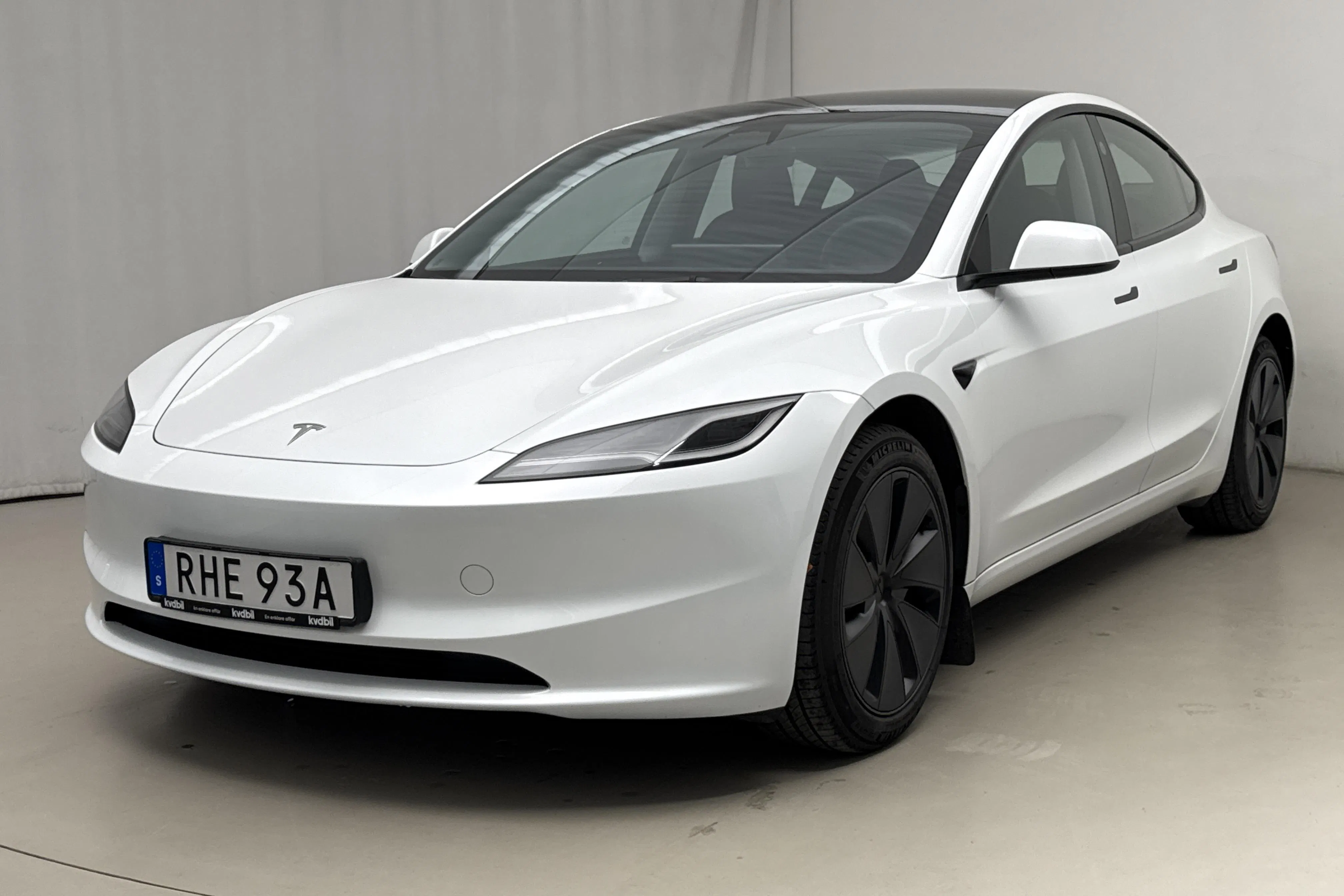 Presentationsfoto 1 av 25: Tesla Model 3 Long Range Dual Motor AWD - 4 901 mil - Automat - vit - 2024
