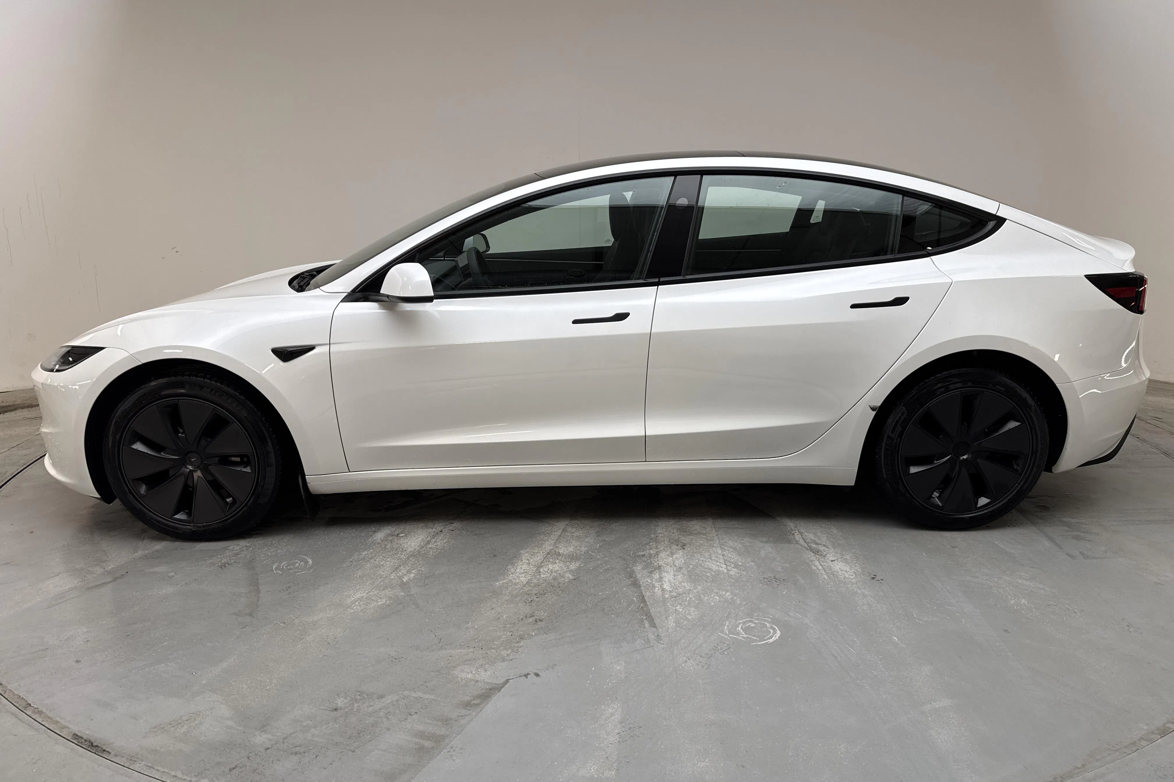 Presentation photo 2 of 18: Tesla Model 3 Long Range Dual Motor AWD - 29 580 km - Automatic - white - 2024