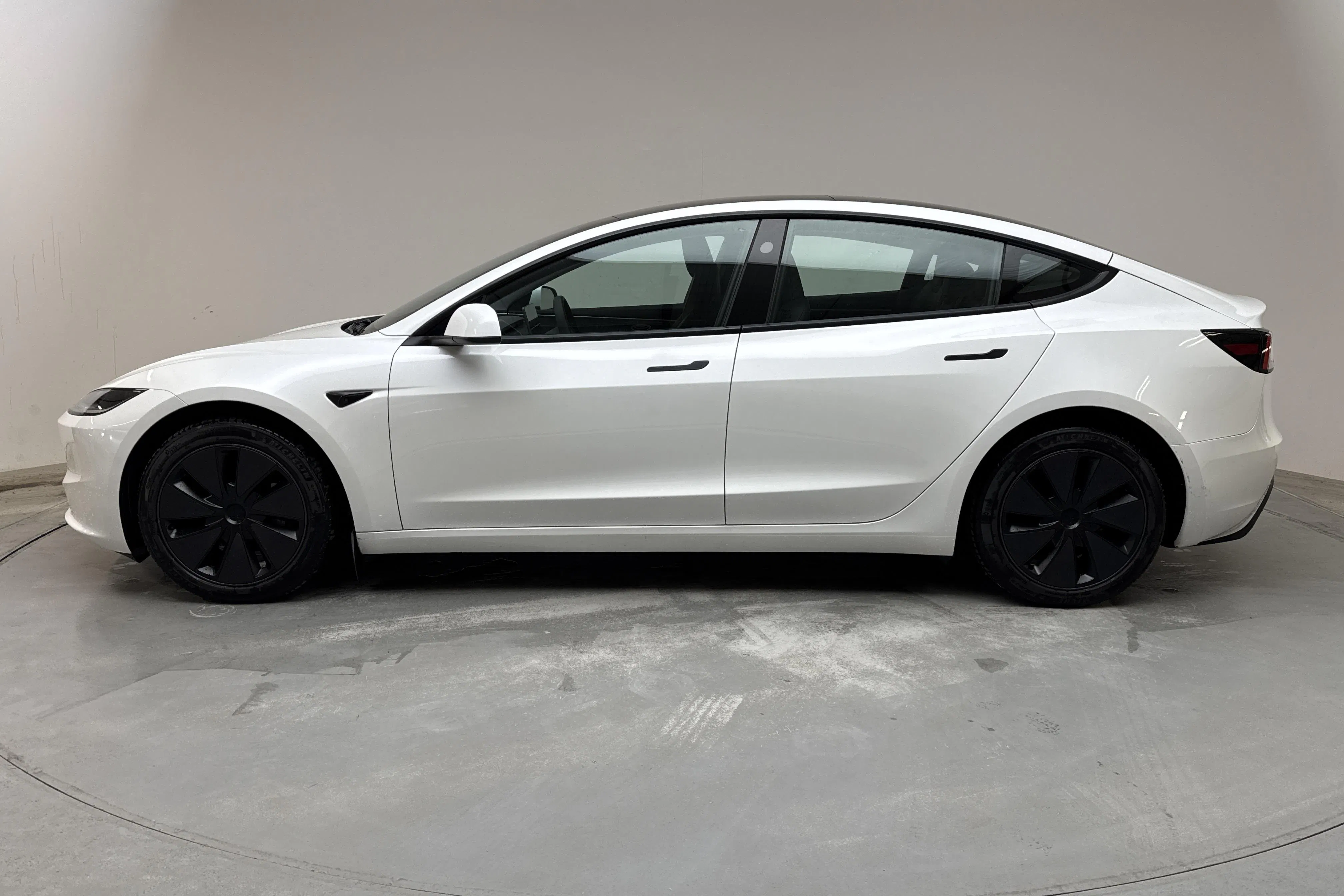 Presentation photo 2 of 20: Tesla Model 3 Long Range Dual Motor AWD - 36 130 km - Automatic - white - 2024