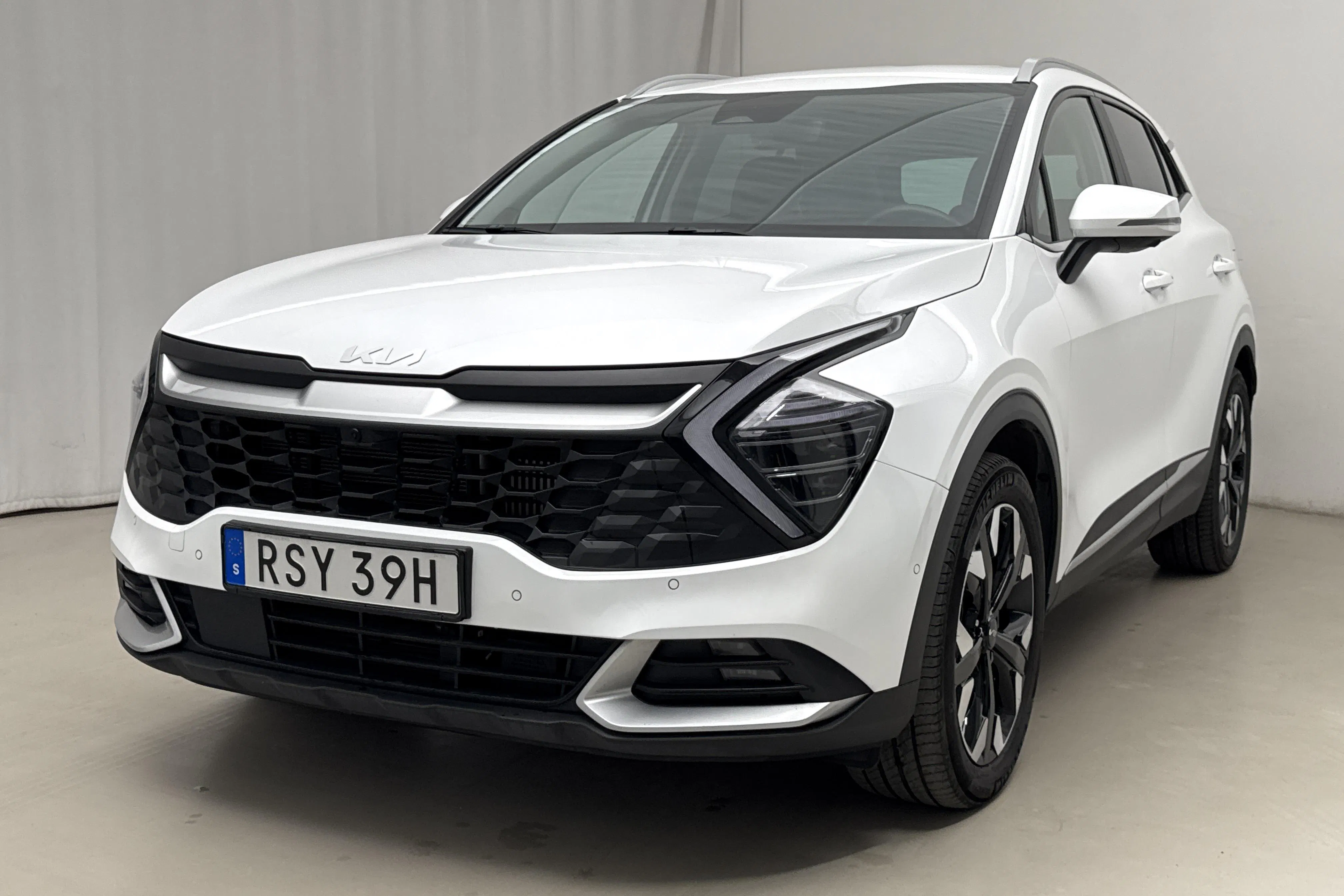 Presentation photo 1 of 23: KIA Sportage PHEV AWD (265hk) - 61 640 km - Automatic - white - 2025