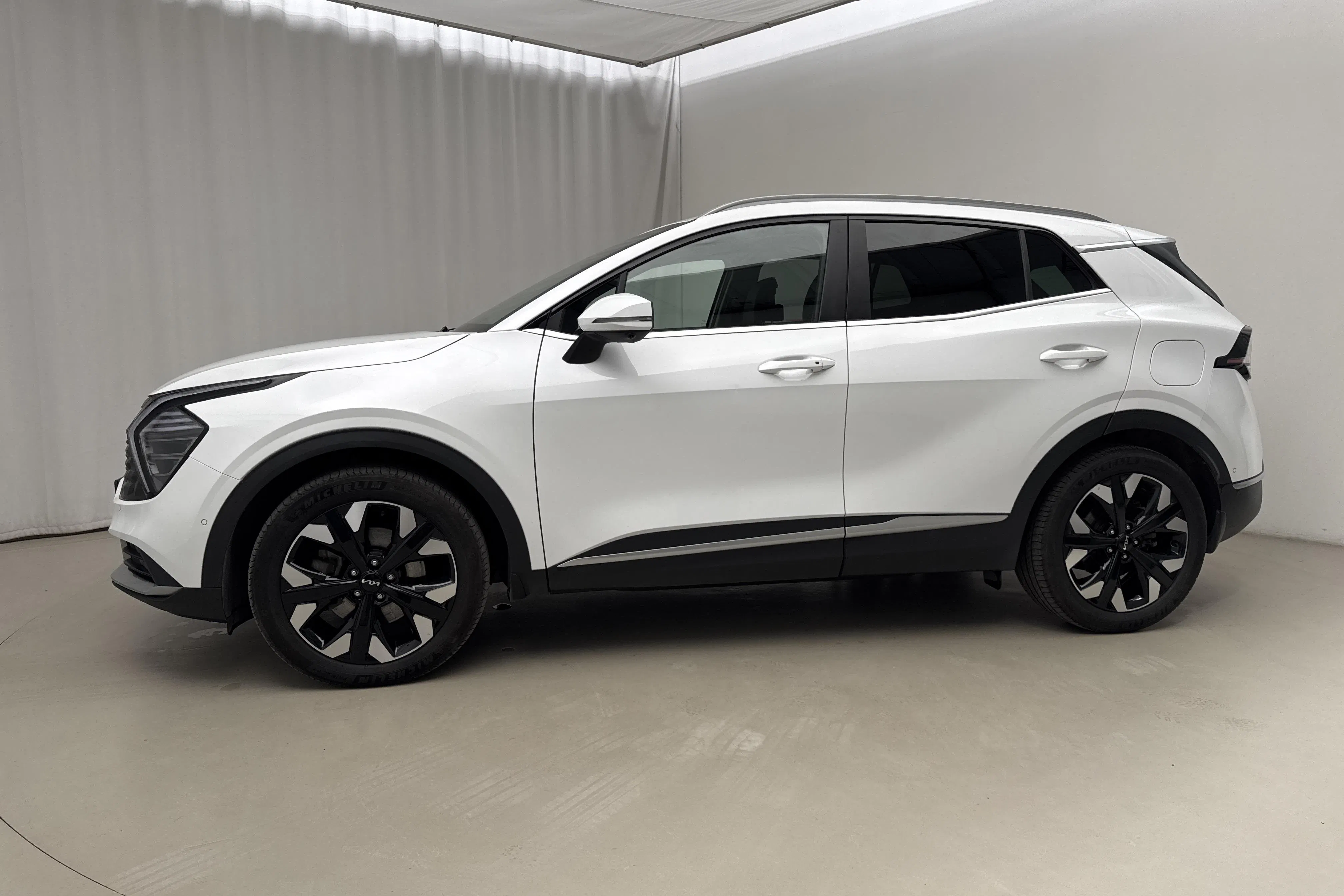Presentation photo 2 of 23: KIA Sportage PHEV AWD (265hk) - 61 640 km - Automatic - white - 2025