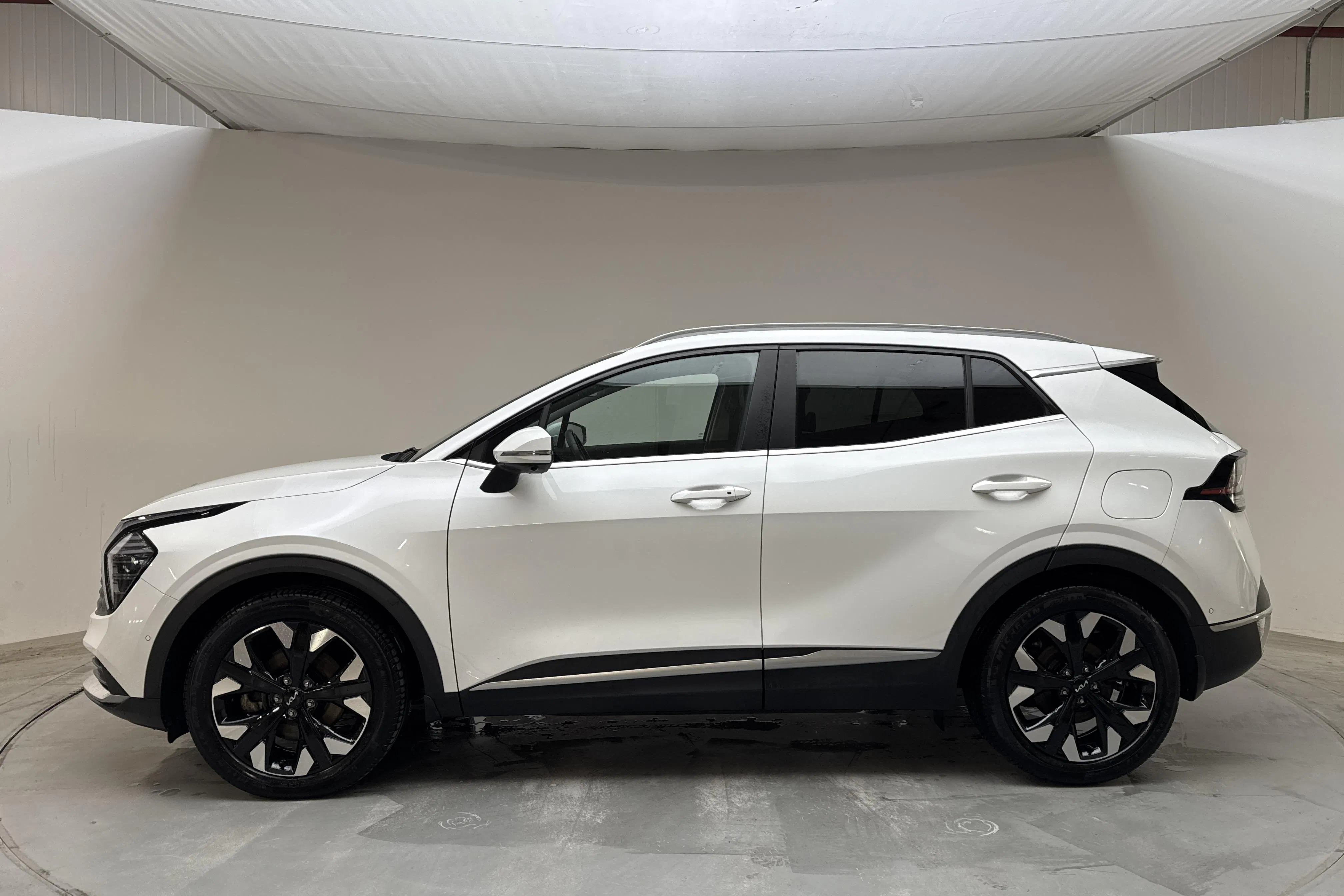 Presentation photo 2 of 16: KIA Sportage PHEV AWD (265hk) - 55 560 km - Automatic - white - 2025