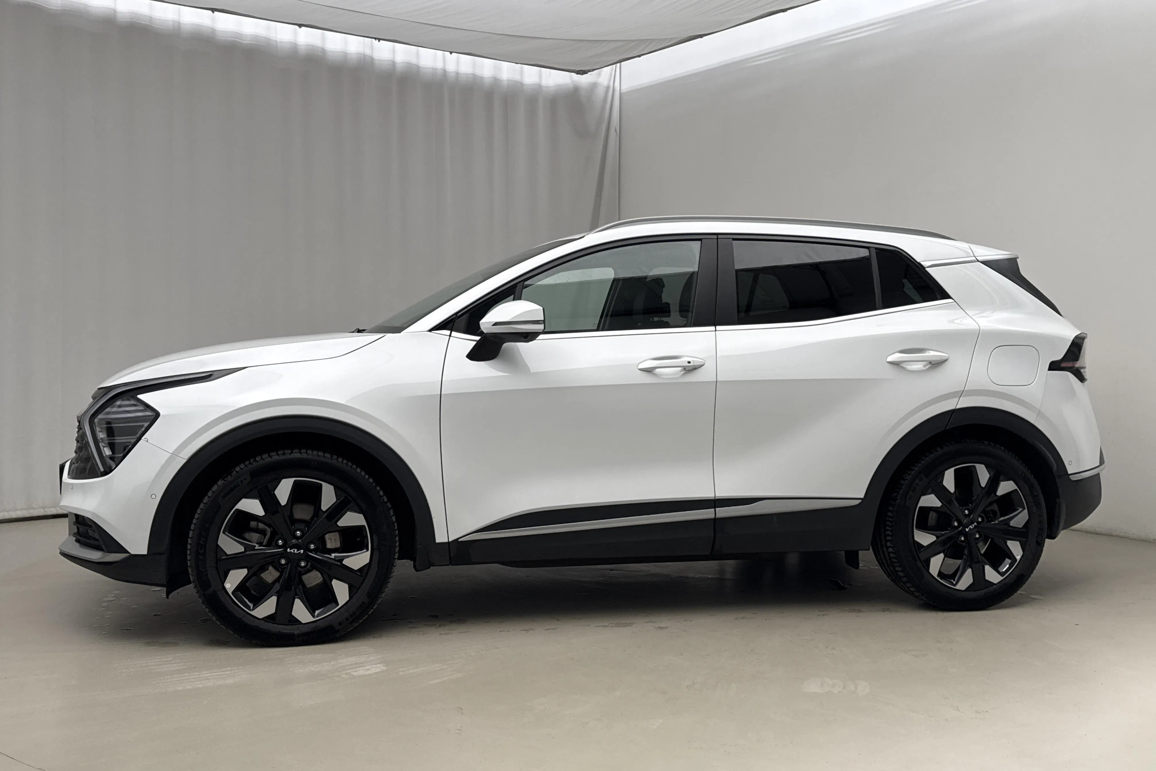 Presentationsfoto 2 av 23: KIA Sportage PHEV AWD (265hk) - 6 145 mil - Automat - vit - 2025