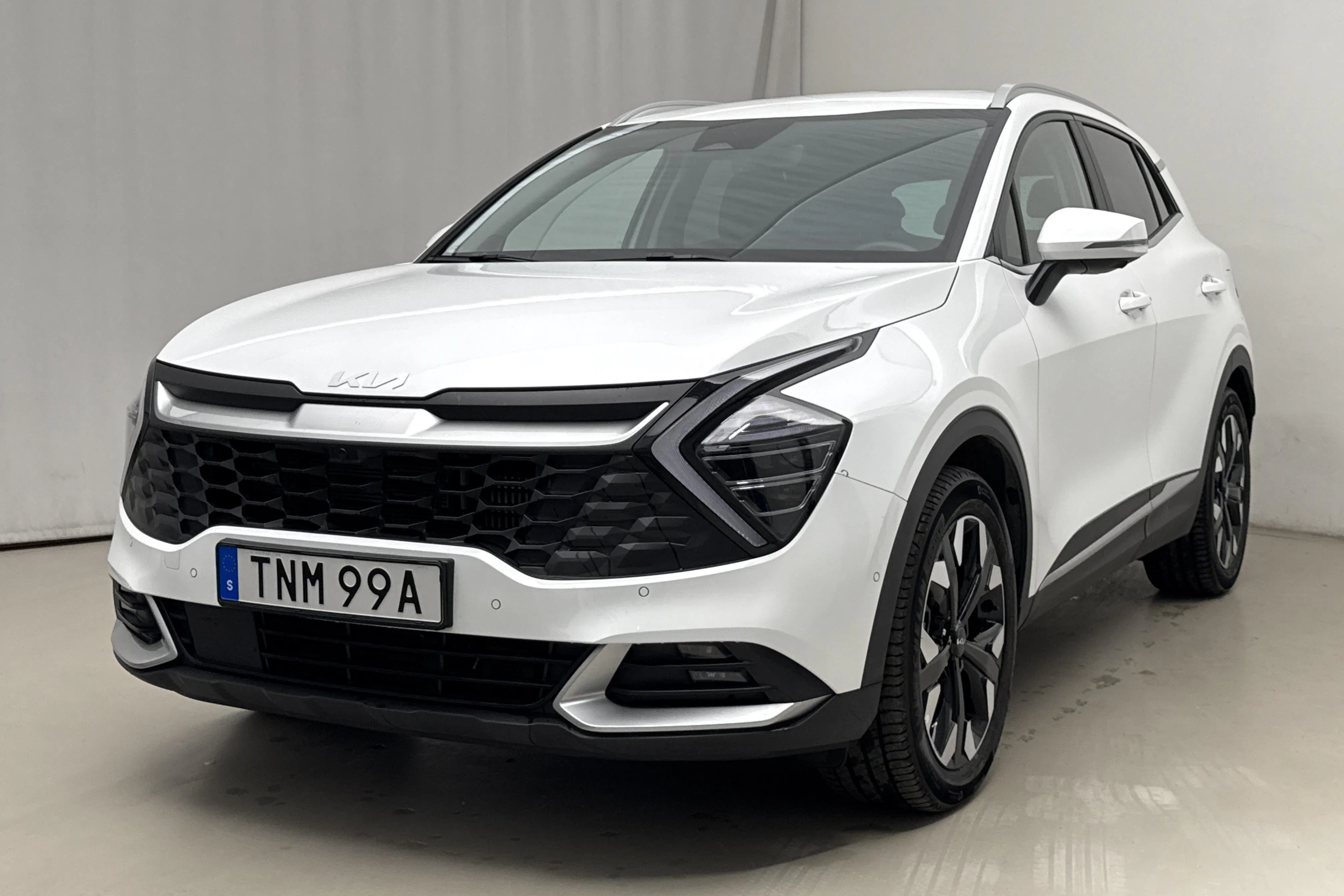 Presentationsfoto 1 av 23: KIA Sportage PHEV AWD (265hk) - 6 145 mil - Automat - vit - 2025