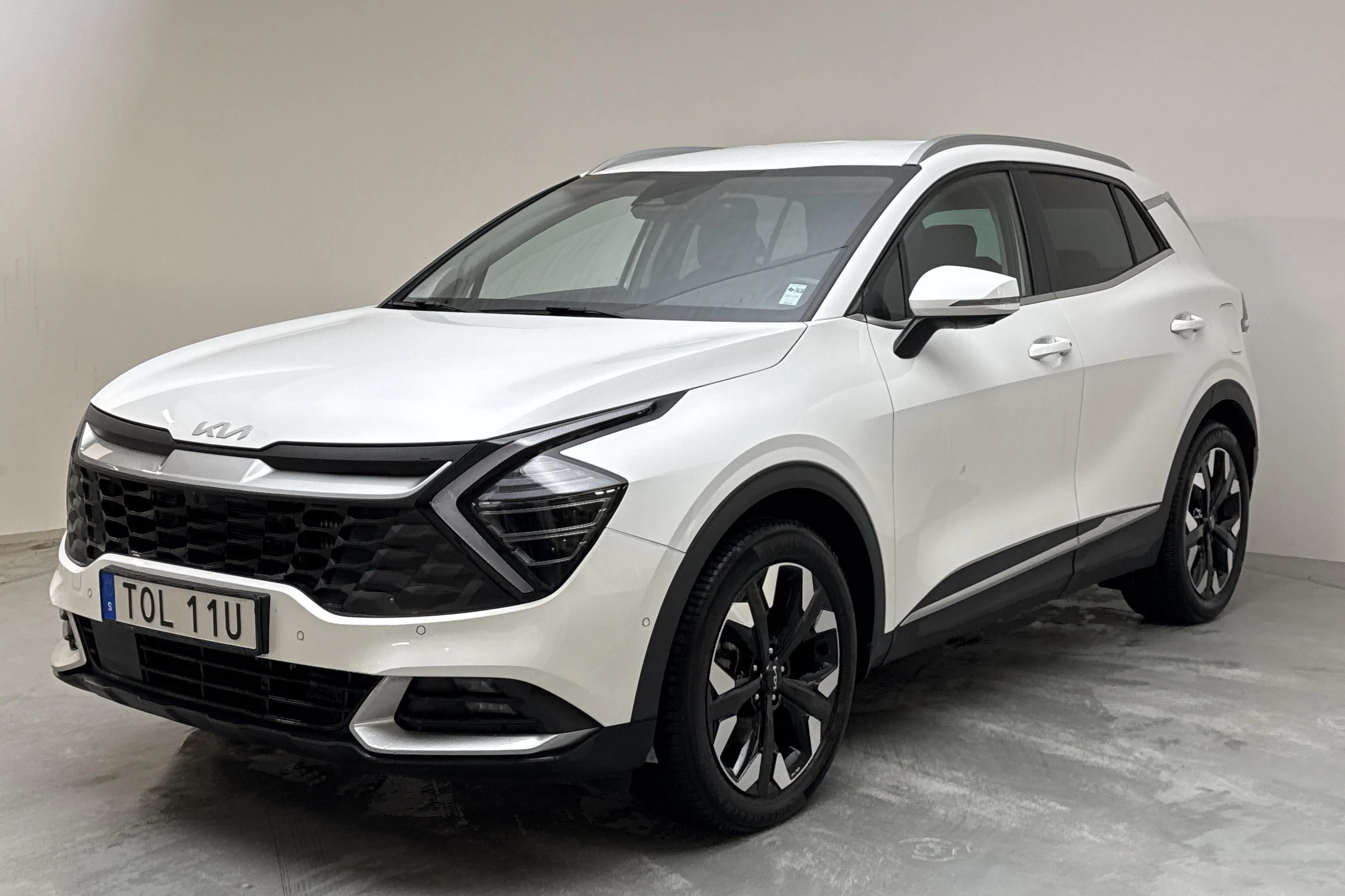 Presentationsfoto 1 av 20: KIA Sportage PHEV AWD (265hk) - 7 024 mil - Automat - vit - 2025