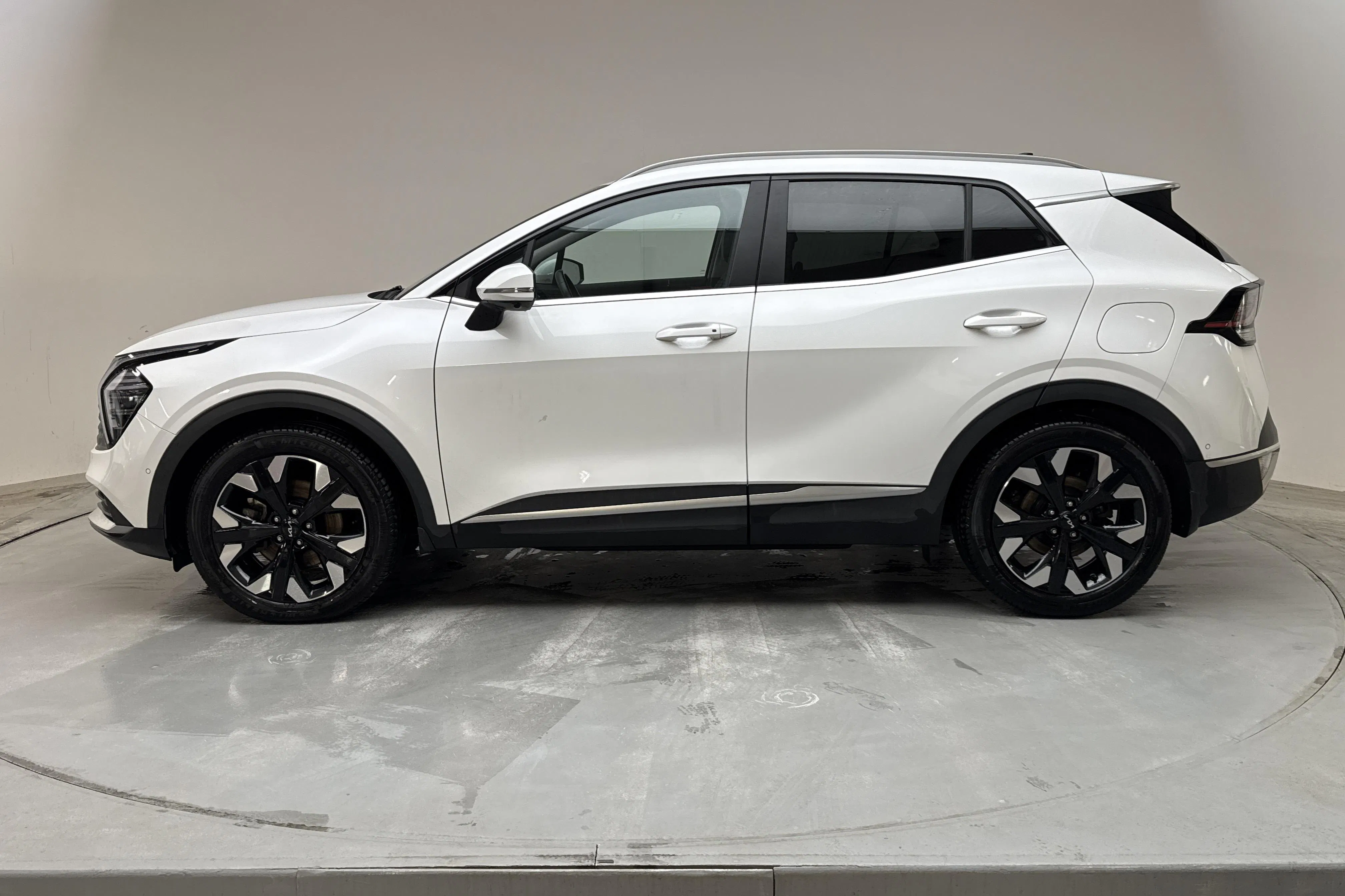 Presentationsfoto 2 av 20: KIA Sportage PHEV AWD (265hk) - 7 024 mil - Automat - vit - 2025