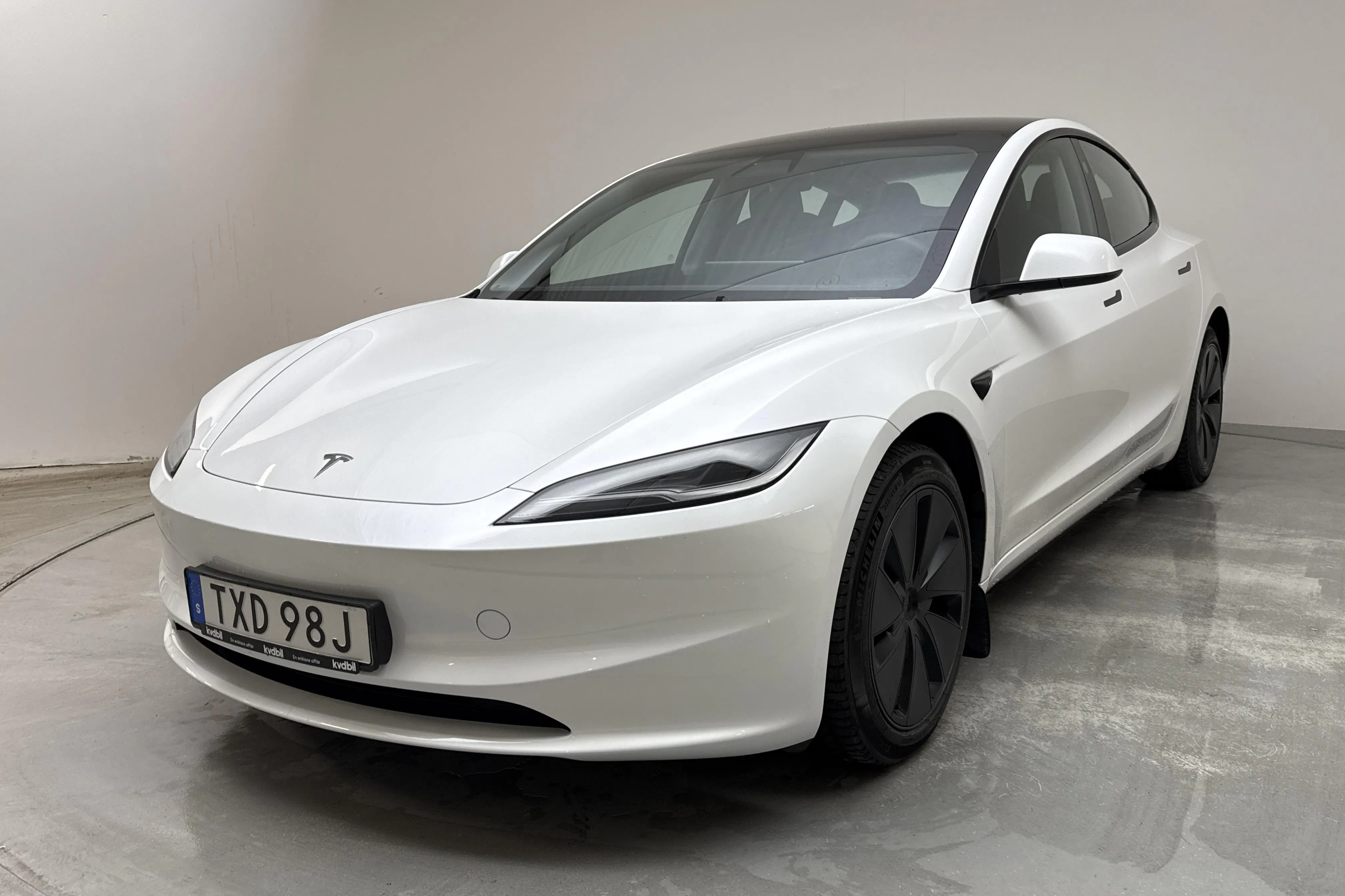 Presentationsfoto 1 av 21: Tesla Model 3 Long Range Dual Motor AWD - 4 203 mil - Automat - vit - 2024