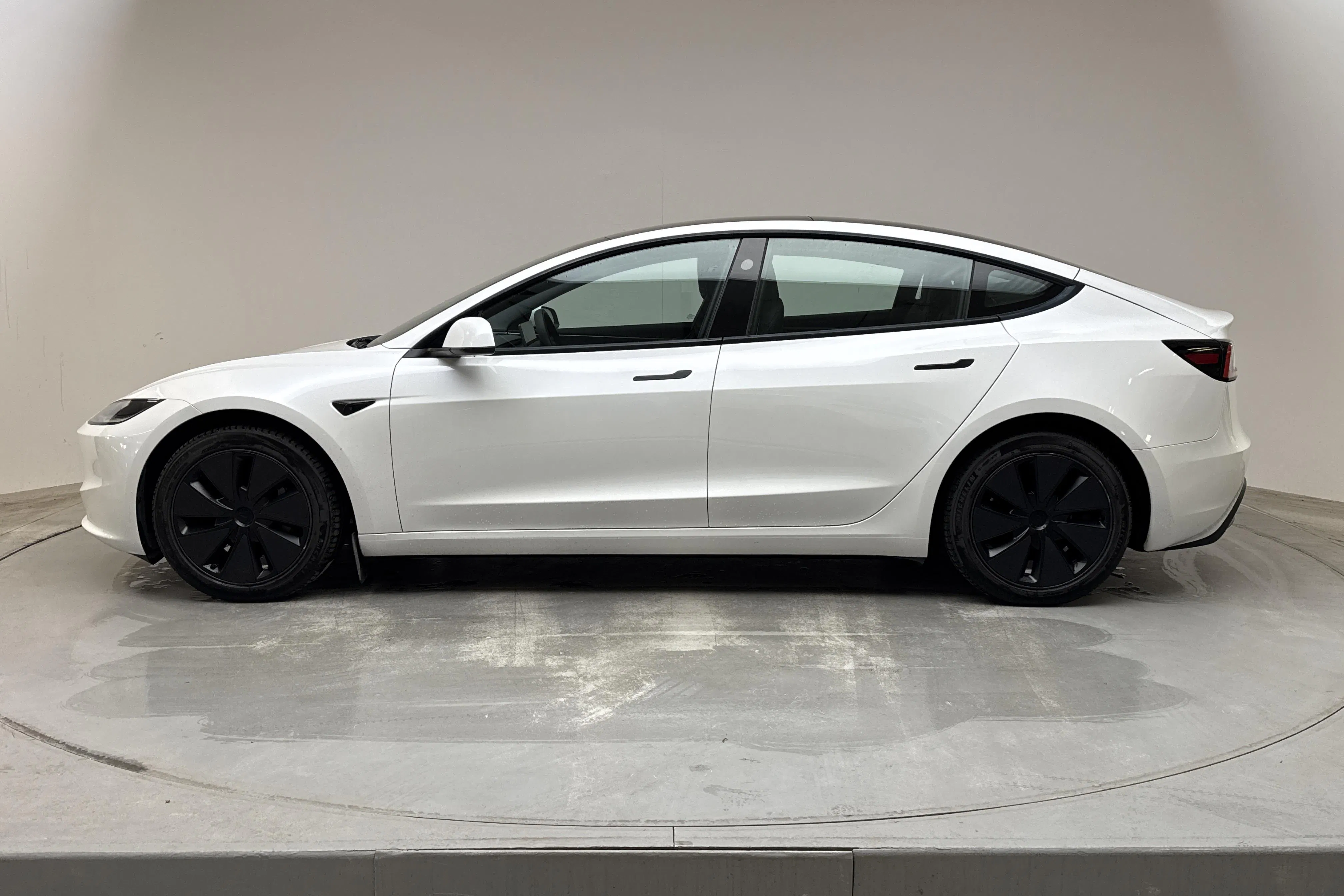 Presentationsfoto 2 av 21: Tesla Model 3 Long Range Dual Motor AWD - 4 203 mil - Automat - vit - 2024