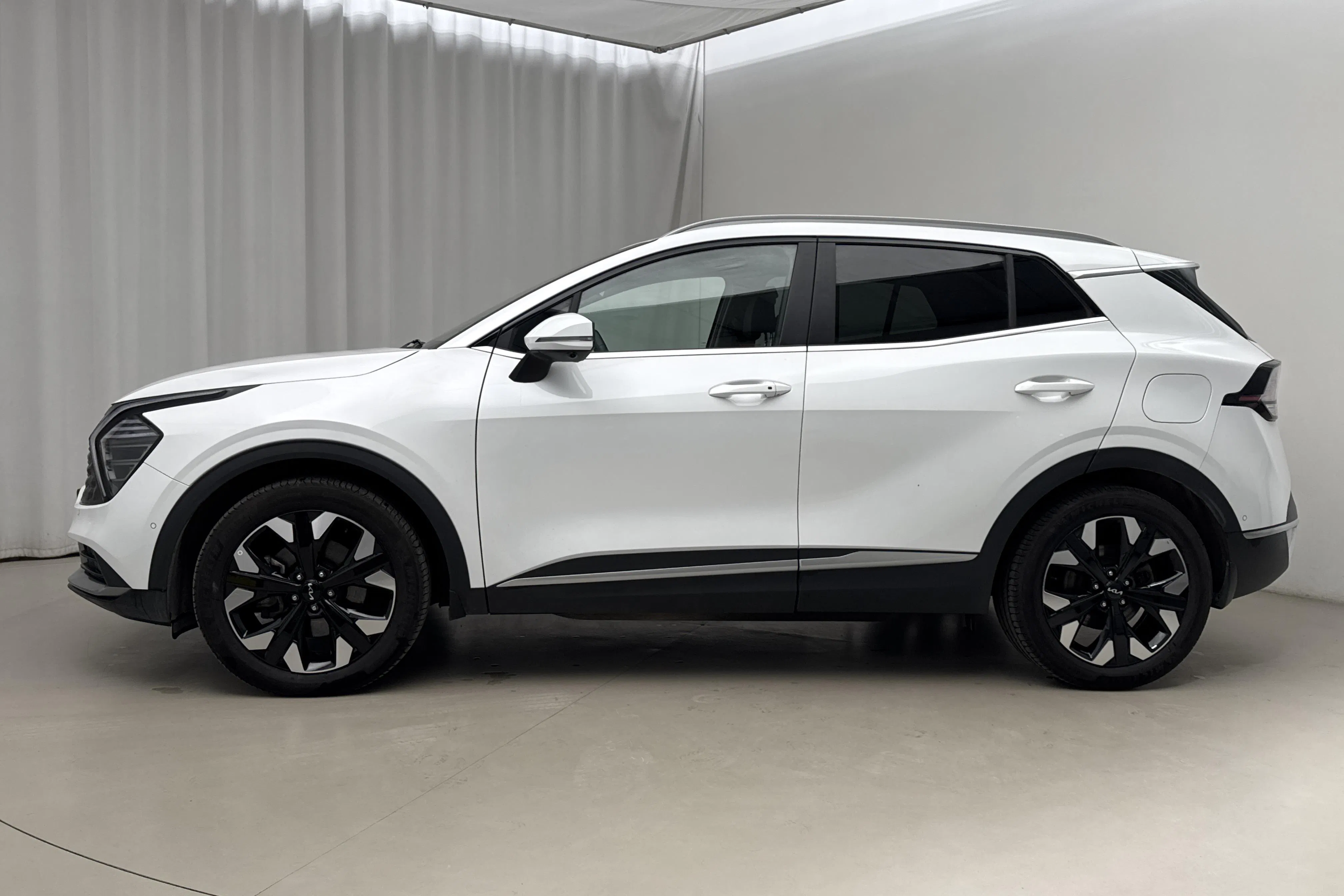Presentationsfoto 2 av 22: KIA Sportage PHEV AWD (265hk) - 4 828 mil - Automat - vit - 2025