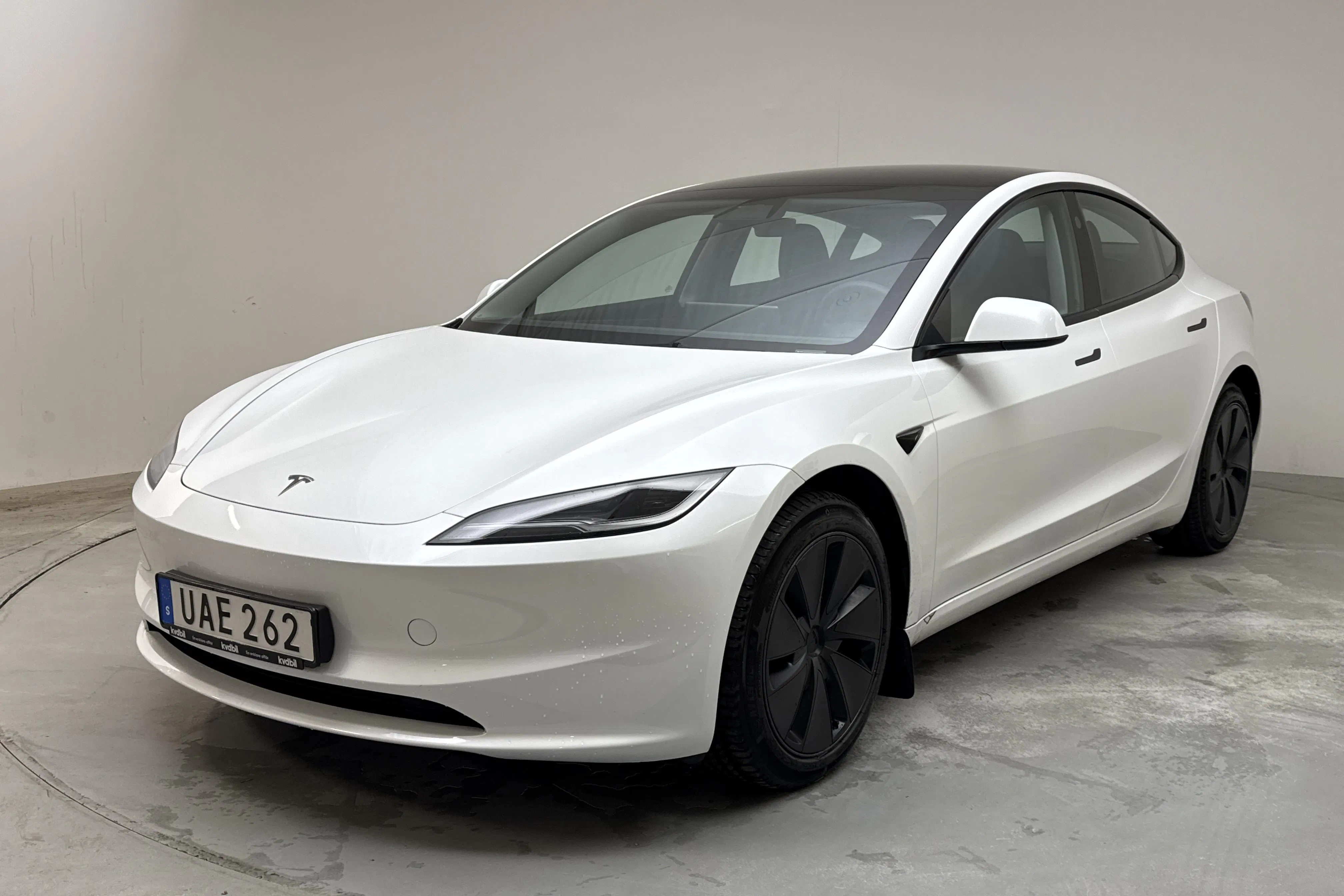 Presentationsfoto 1 av 20: Tesla Model 3 Long Range Dual Motor AWD - 5 172 mil - Automat - vit - 2024