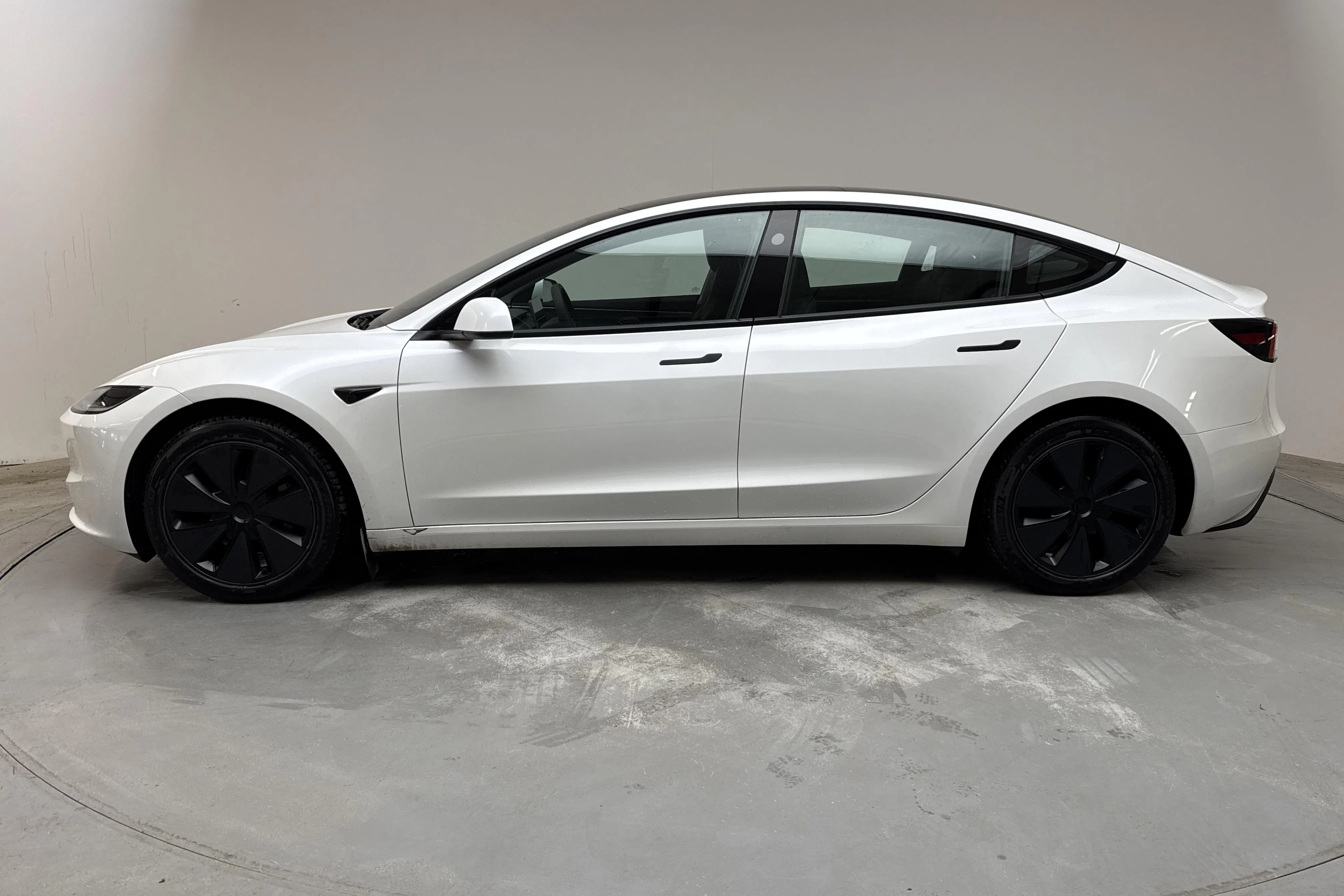 Presentationsfoto 2 av 20: Tesla Model 3 Long Range Dual Motor AWD - 5 172 mil - Automat - vit - 2024