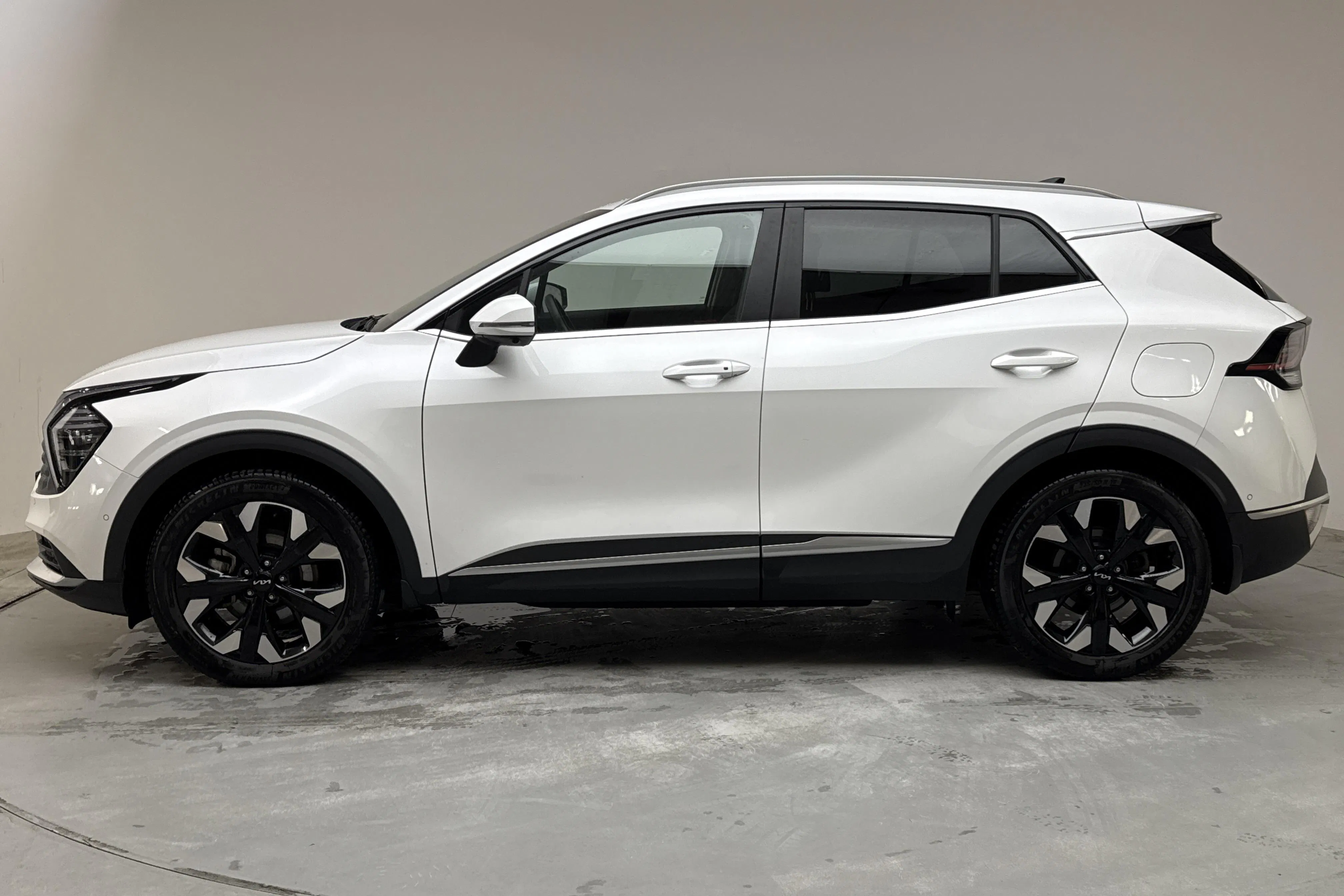 Presentation photo 2 of 17: KIA Sportage PHEV AWD (265hk) - 36 770 km - Automatic - white - 2025