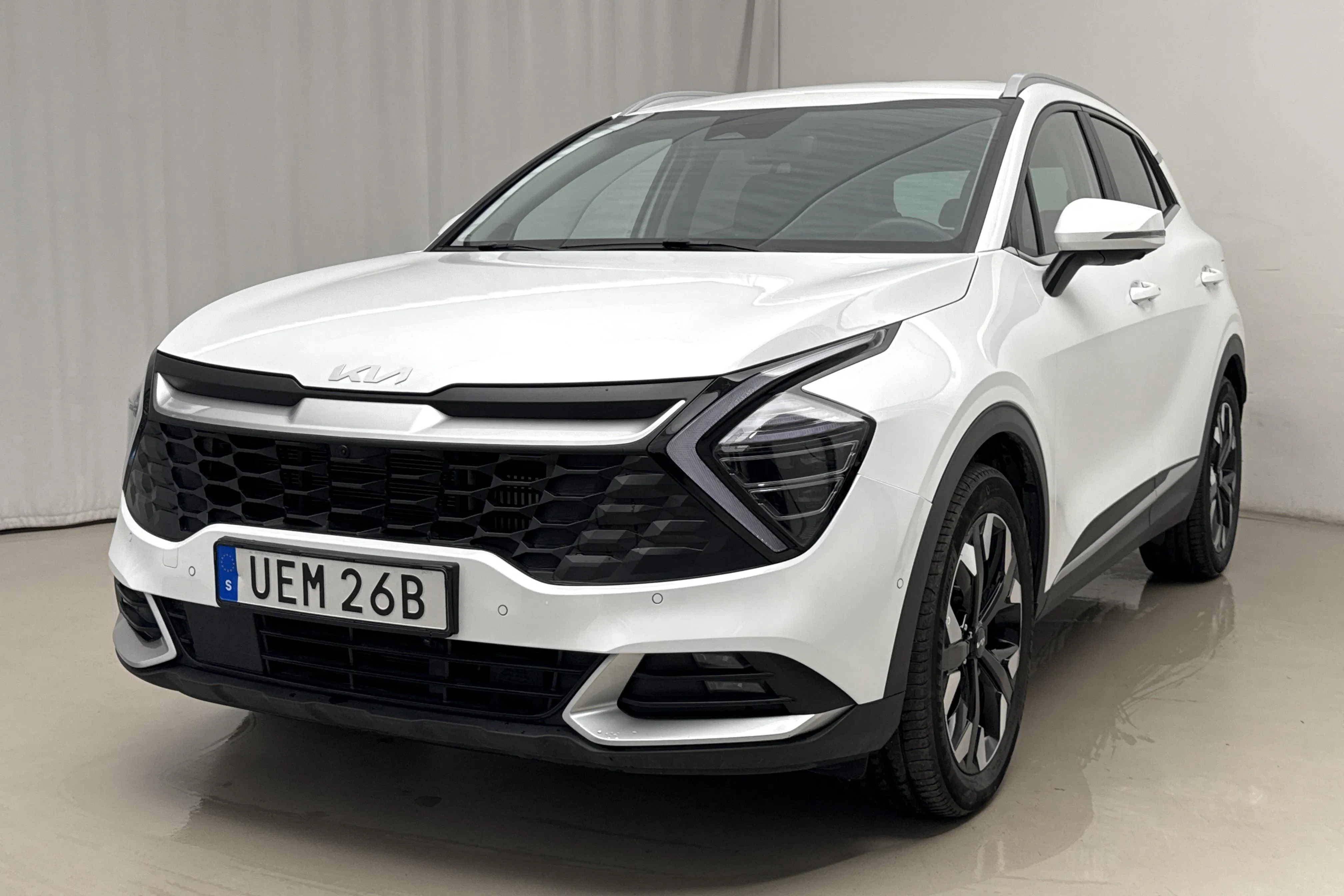 Presentationsfoto 1 av 22: KIA Sportage PHEV AWD (265hk) - 5 091 mil - Automat - vit - 2025