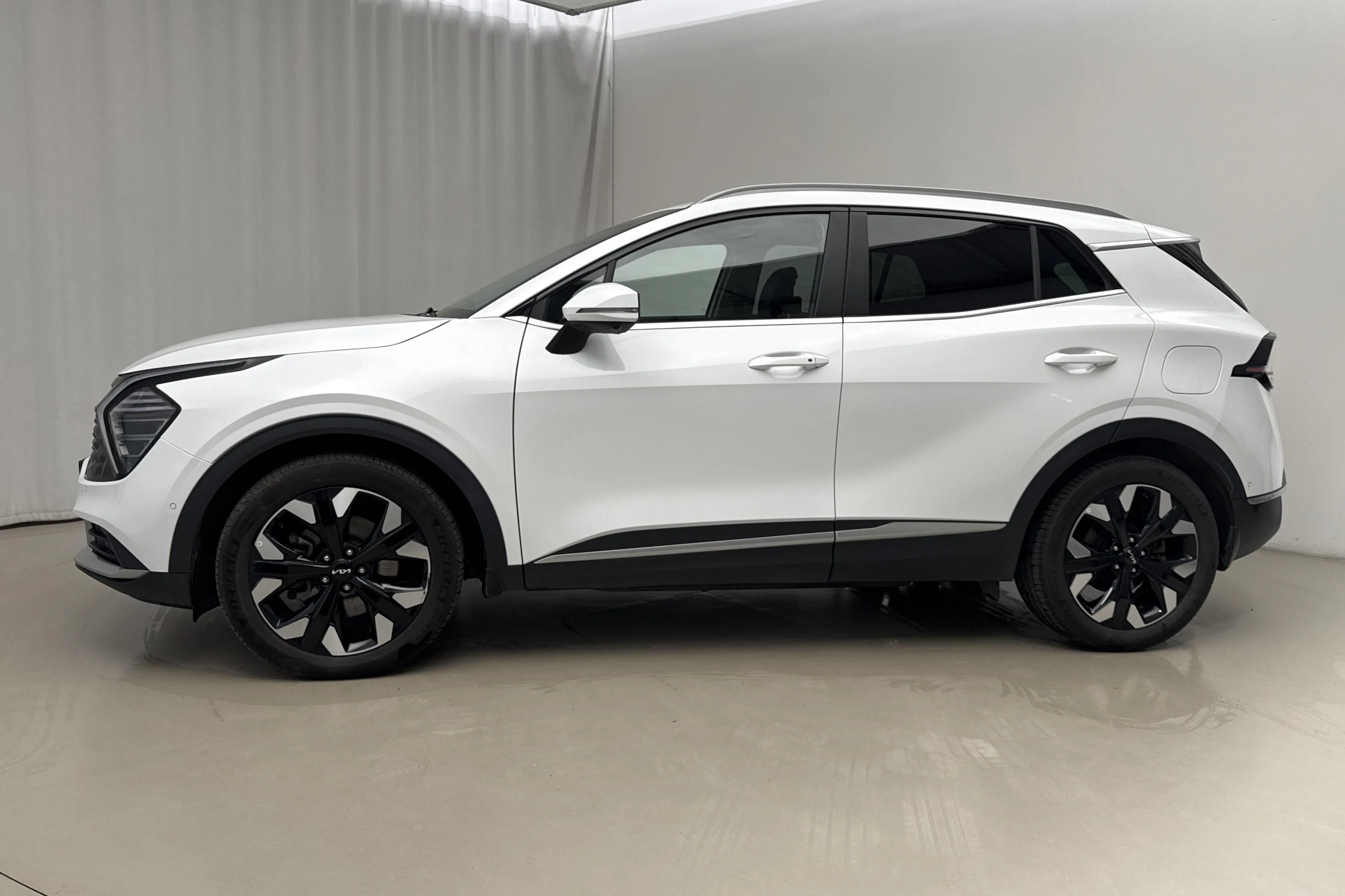 Presentationsfoto 2 av 22: KIA Sportage PHEV AWD (265hk) - 5 091 mil - Automat - vit - 2025