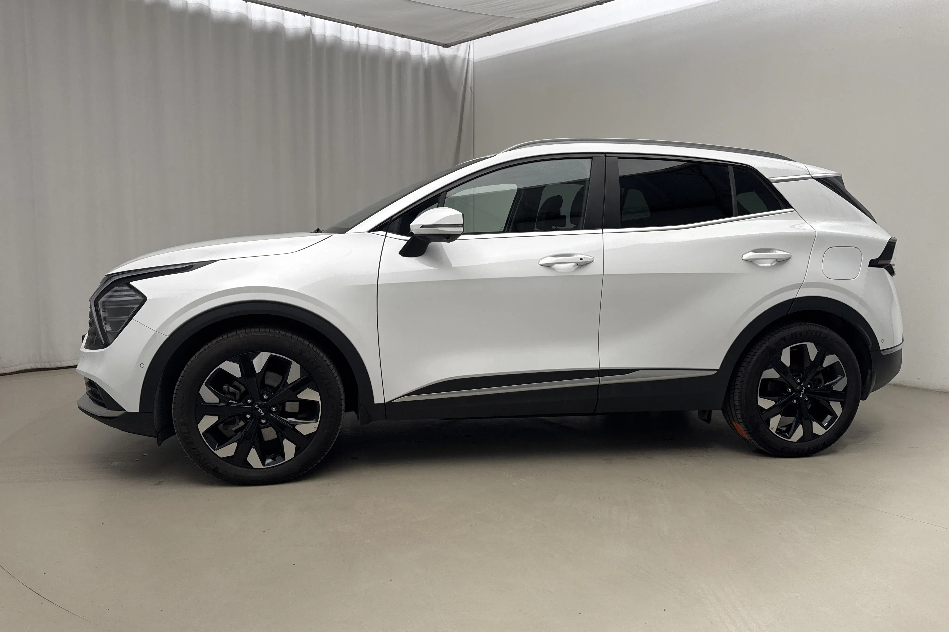 Presentationsfoto 2 av 25: KIA Sportage PHEV AWD (265hk) - 4 523 mil - Automat - vit - 2025