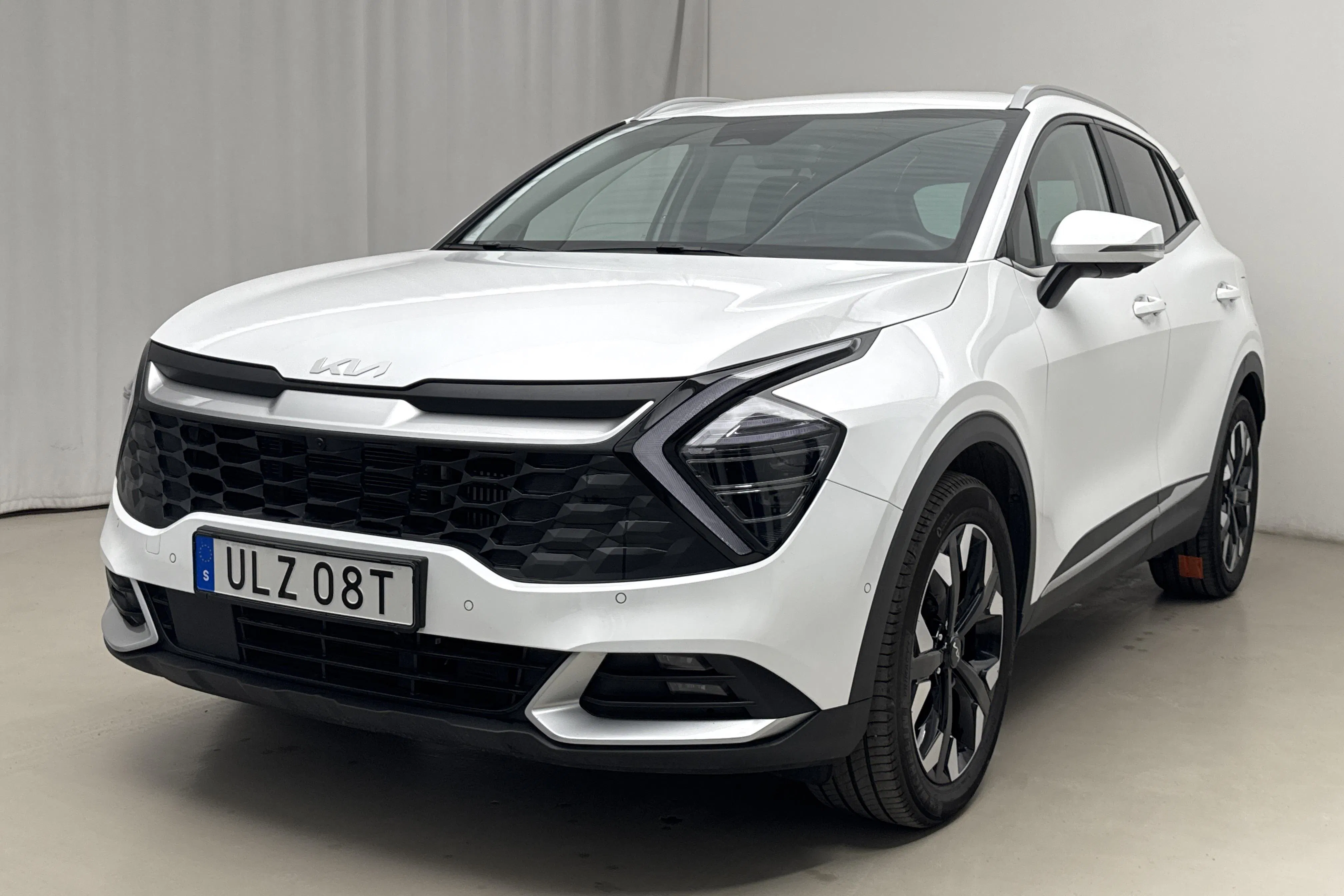 Presentationsfoto 1 av 25: KIA Sportage PHEV AWD (265hk) - 4 523 mil - Automat - vit - 2025