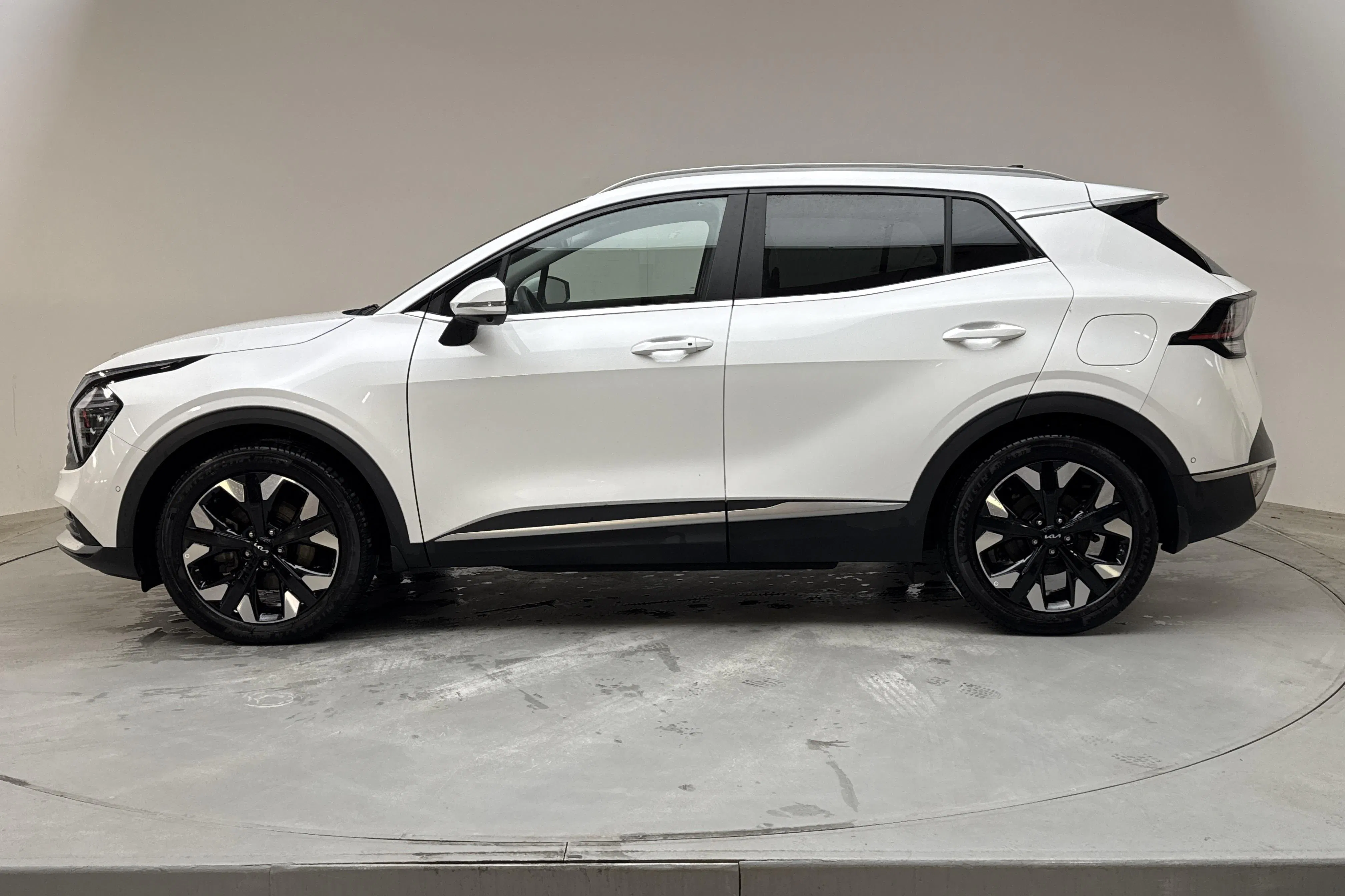 Presentation photo 2 of 16: KIA Sportage PHEV AWD (265hk) - 26 810 km - Automatic - white - 2025
