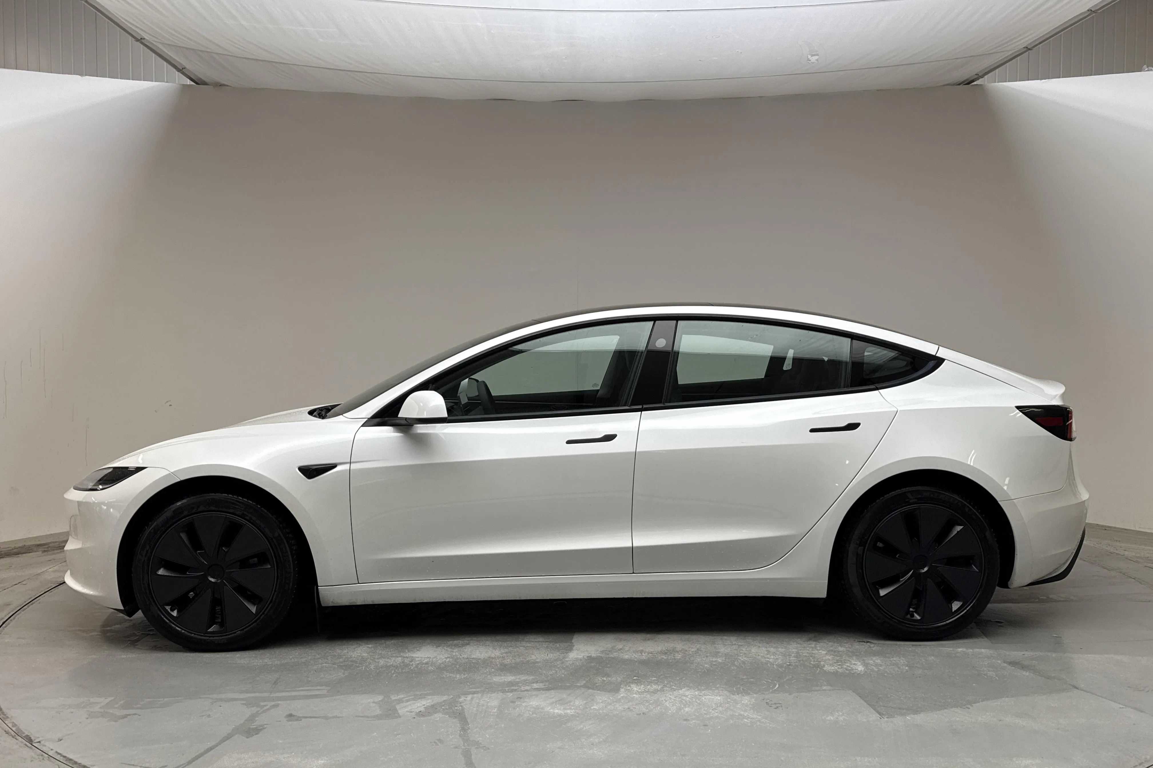 Presentationsfoto 2 av 20: Tesla Model 3 Long Range Dual Motor AWD - 5 818 mil - Automat - vit - 2024